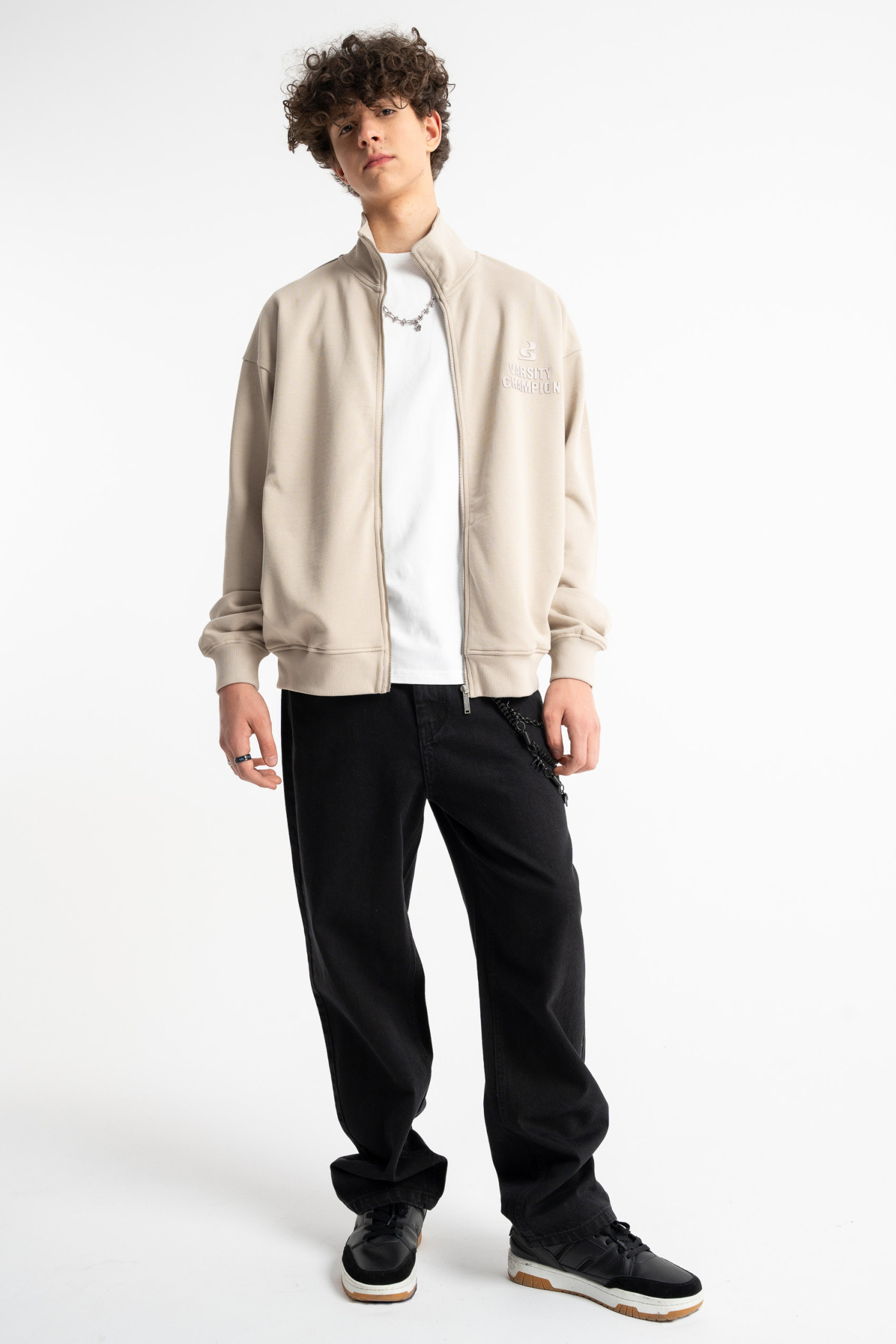 Beżowa bluza na stójce z autorską grafiką z tyłu