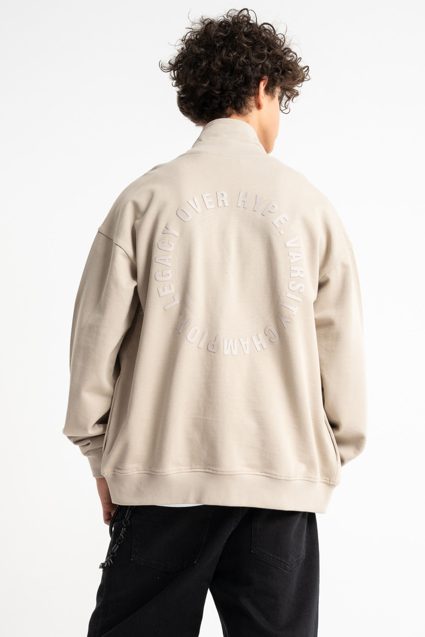 Beżowa bluza na stójce z autorską grafiką z tyłu