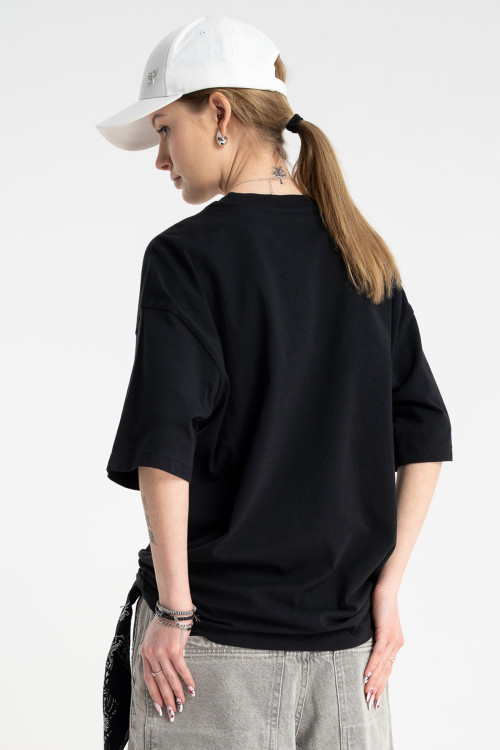 Biała czapeczka z minimalistyczną przywieszką z przodu