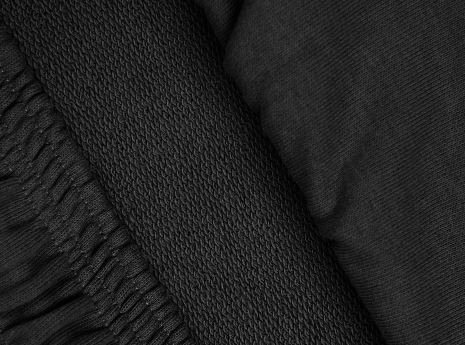 Czarne krótkie spodenki LOOSE z minimalistycznym nadrukiem