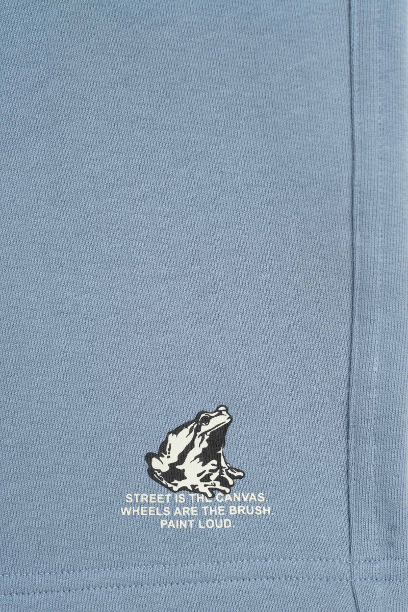 Niebieskie krótkie spodenki LOOSE z minimalistycznym nadrukiem