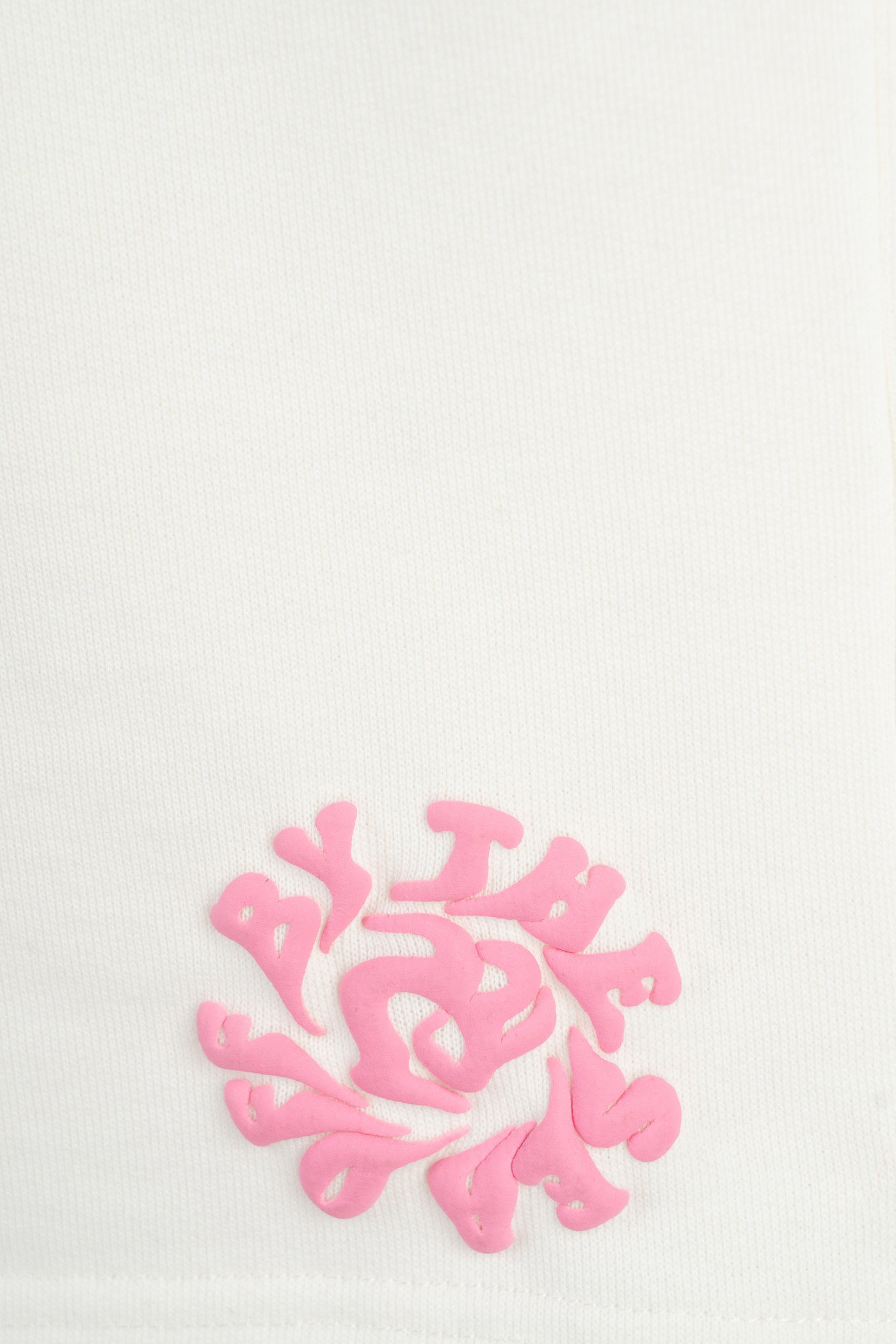 Kremowe krótkie spodenki z minimalistycznym nadrukiem