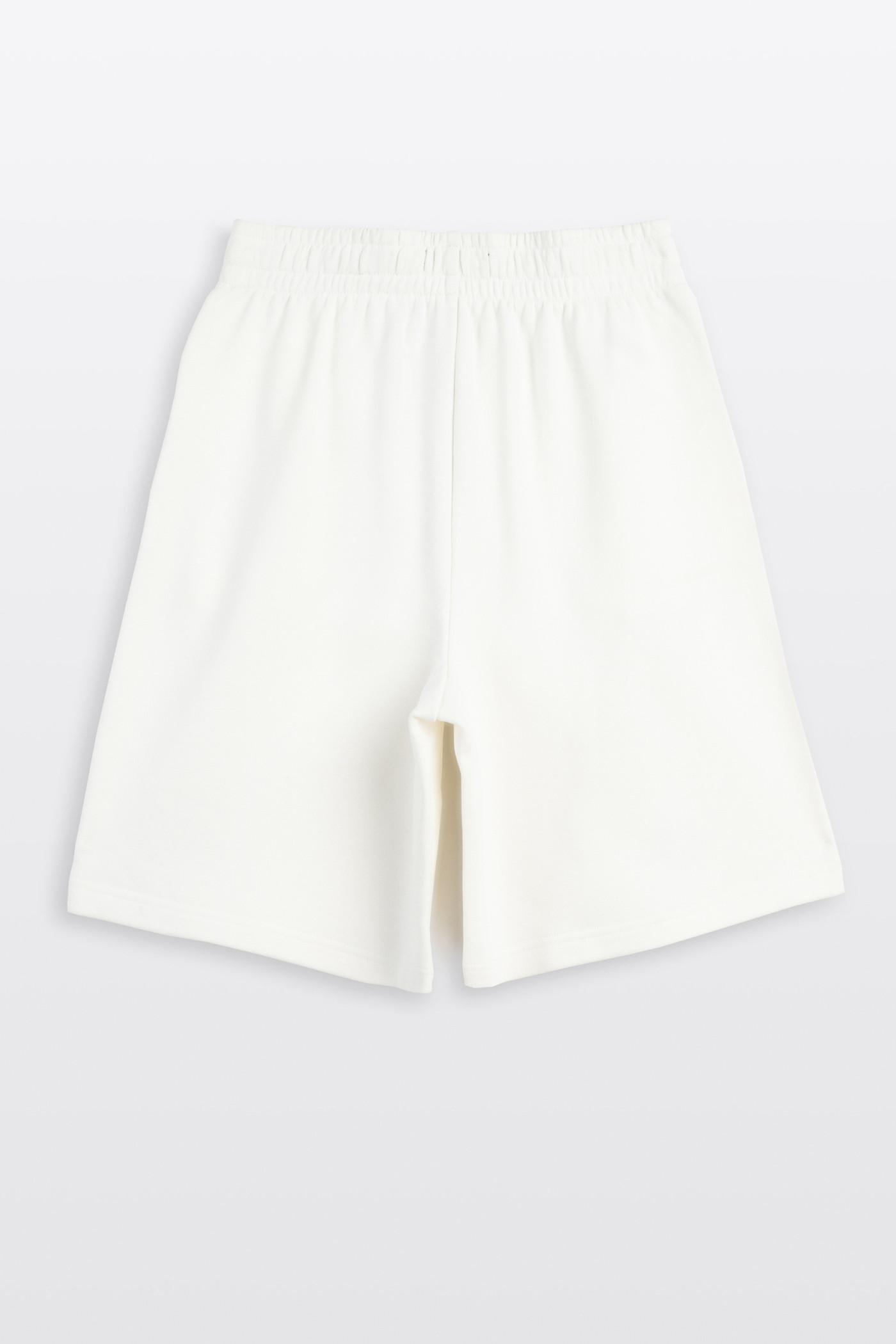 Kremowe krótkie spodenki z minimalistycznym nadrukiem