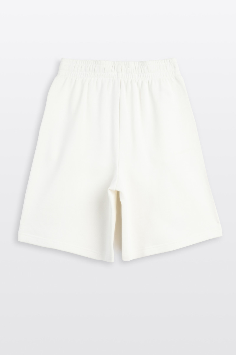 Kremowe krótkie spodenki z minimalistycznym nadrukiem