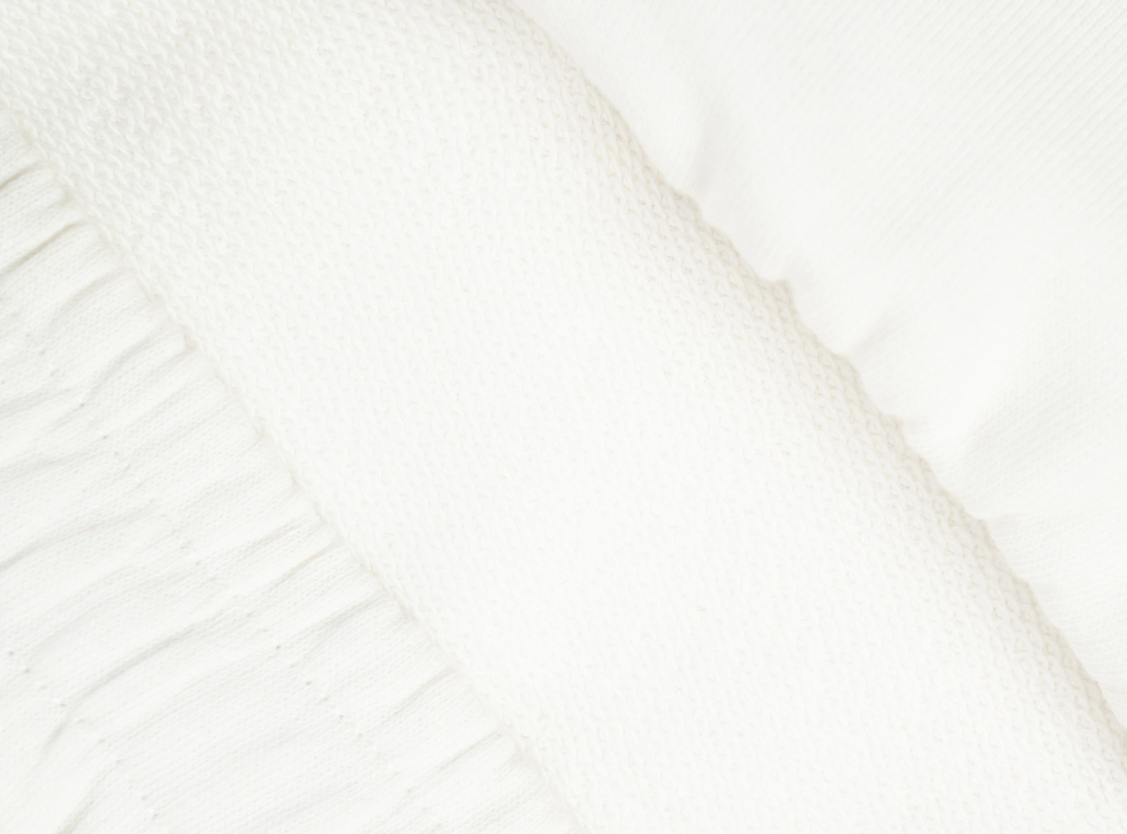 Kremowe krótkie spodenki z minimalistycznym nadrukiem