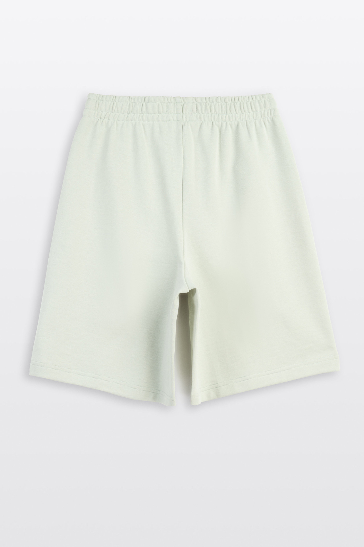 Zielone krótkie spodenki z minimalistycznym nadrukiem