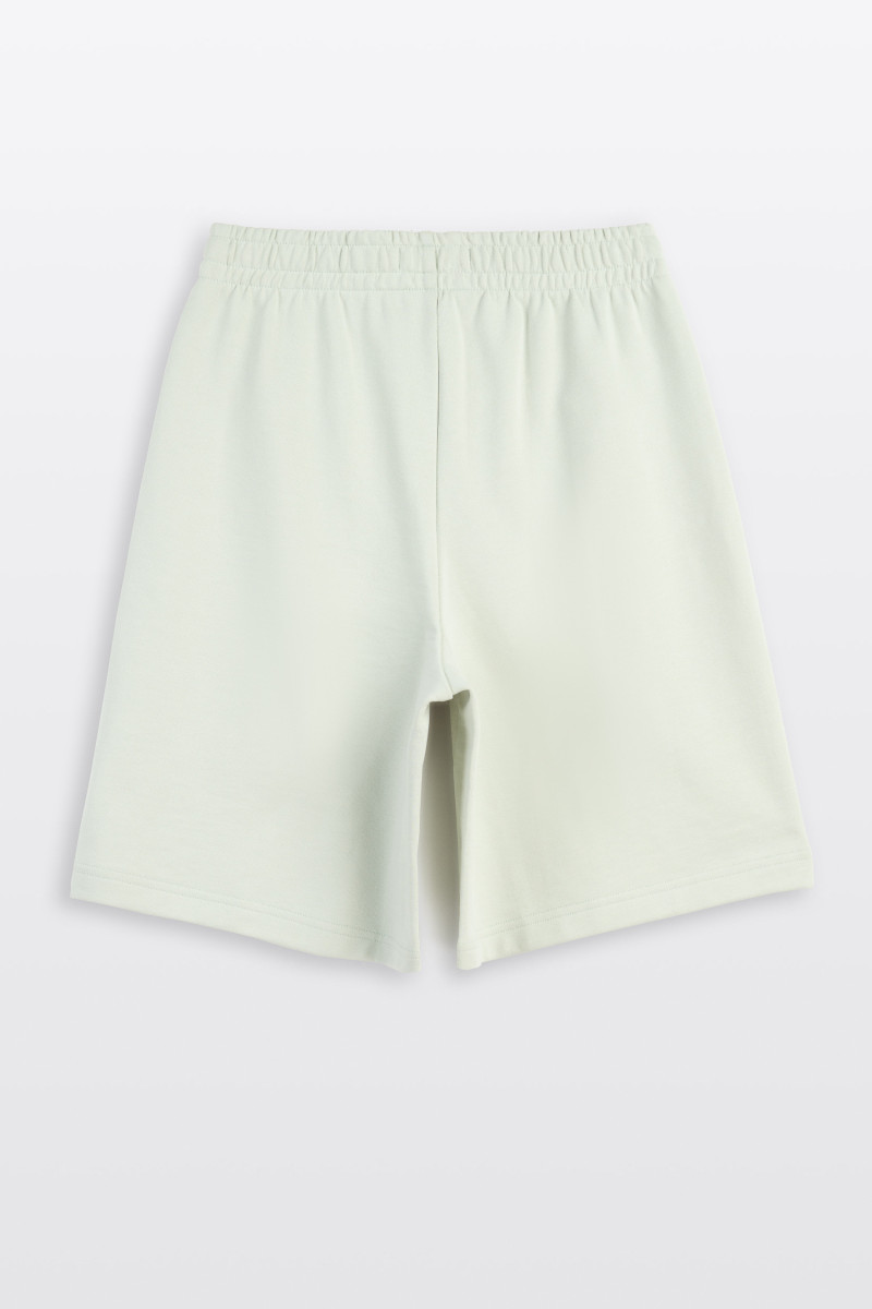 Zielone krótkie spodenki z minimalistycznym nadrukiem