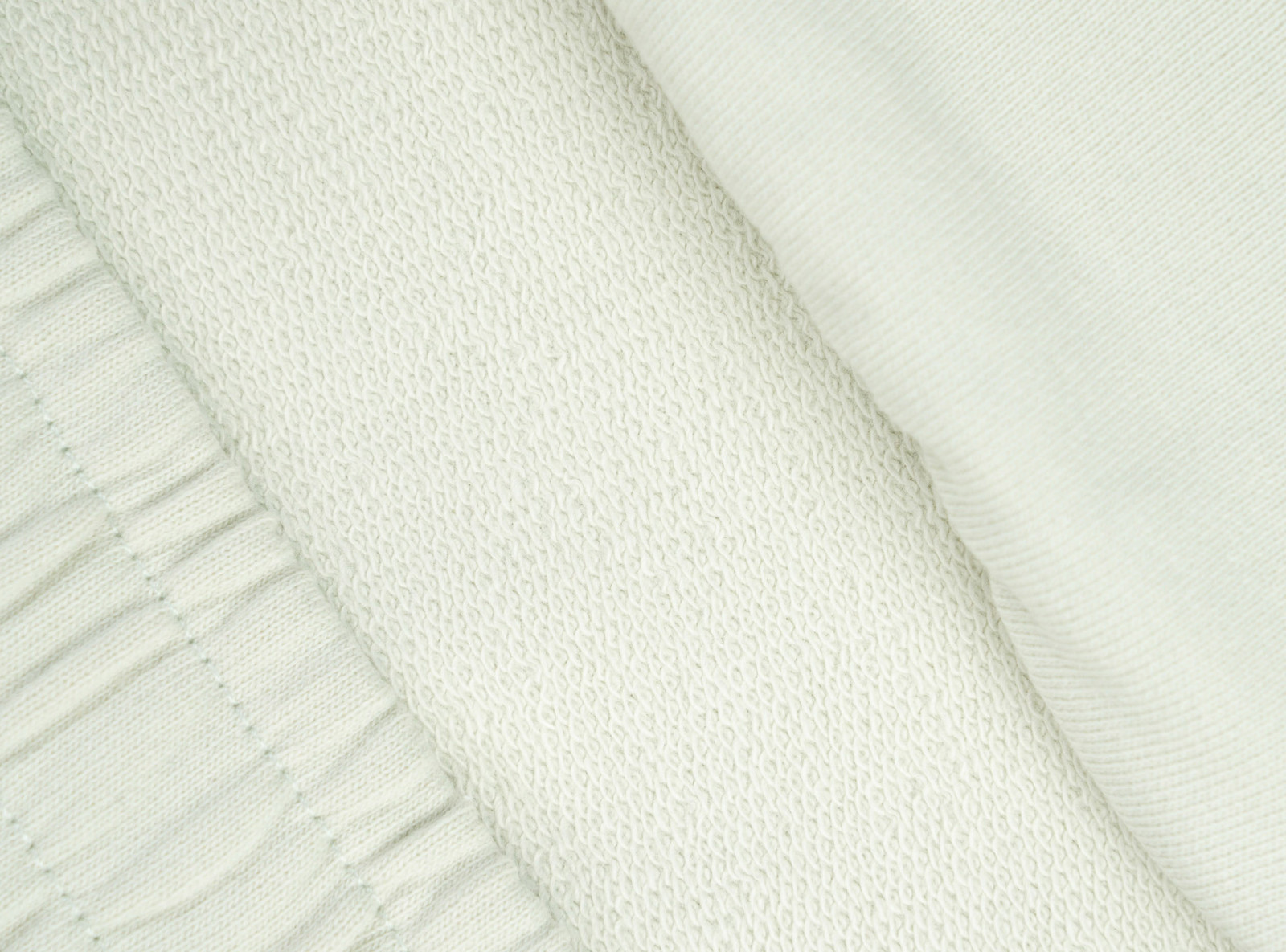 Zielone krótkie spodenki z minimalistycznym nadrukiem