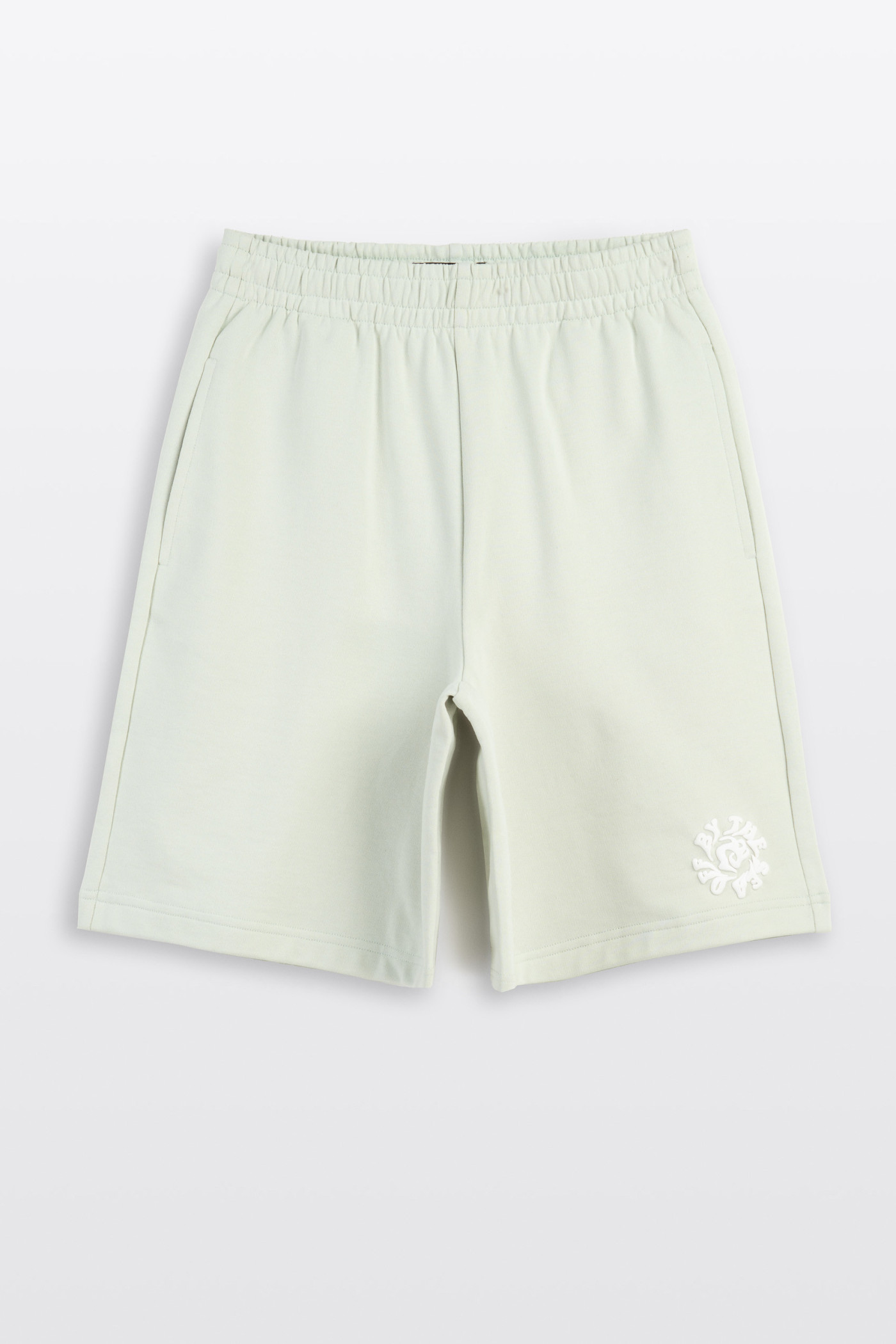 Zielone krótkie spodenki z minimalistycznym nadrukiem