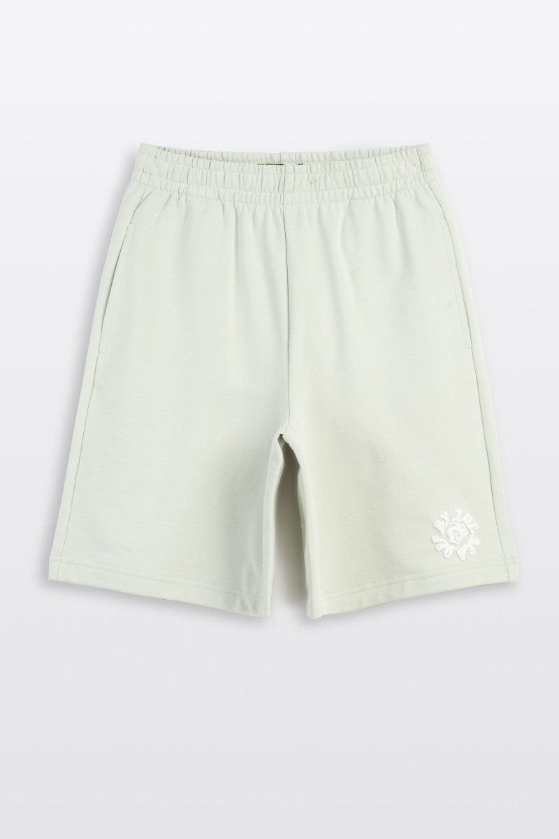 Zielone krótkie spodenki z minimalistycznym nadrukiem