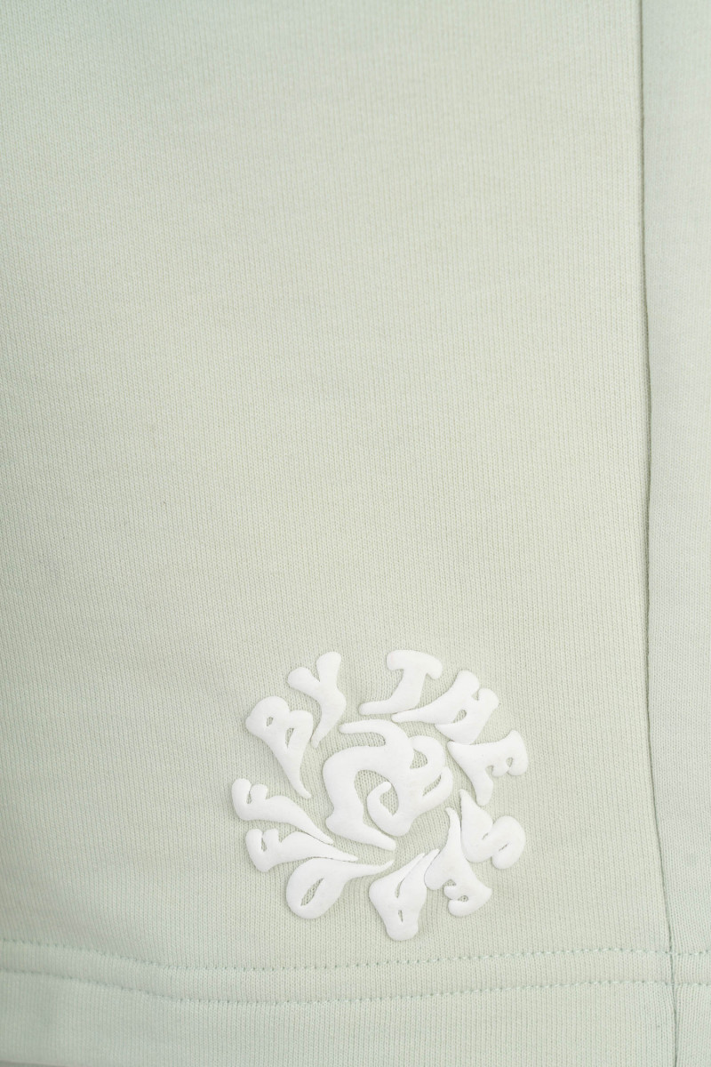 Zielone krótkie spodenki z minimalistycznym nadrukiem