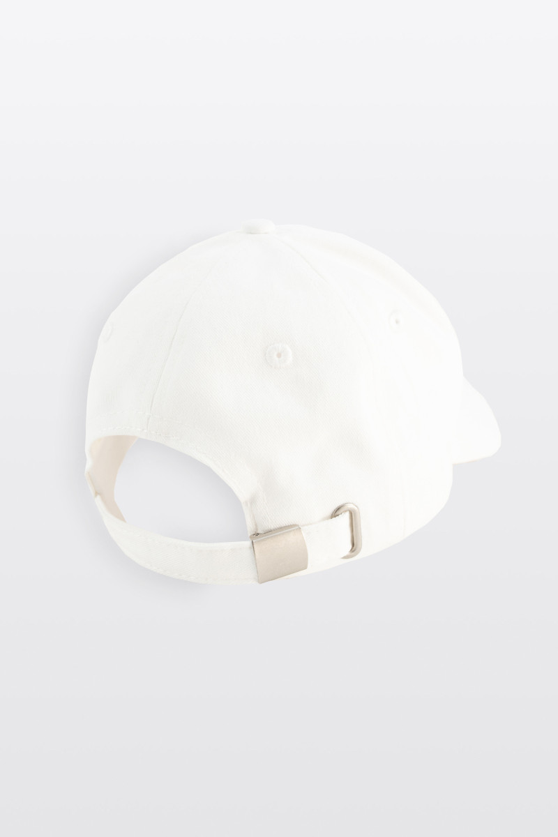 Biała czapeczka z minimalistyczną przywieszką z przodu