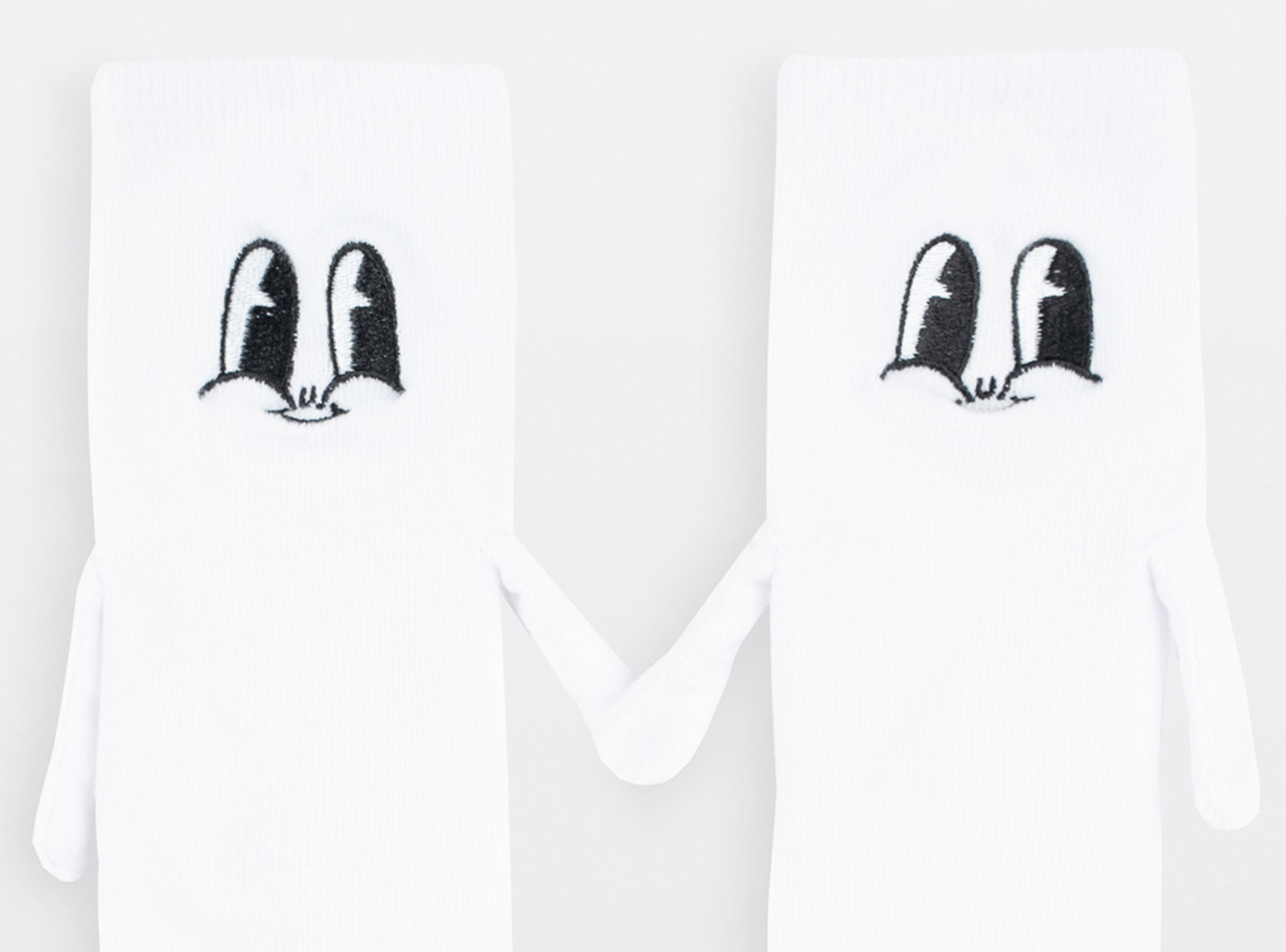 Białe skarpetki z elementem ozdobnym