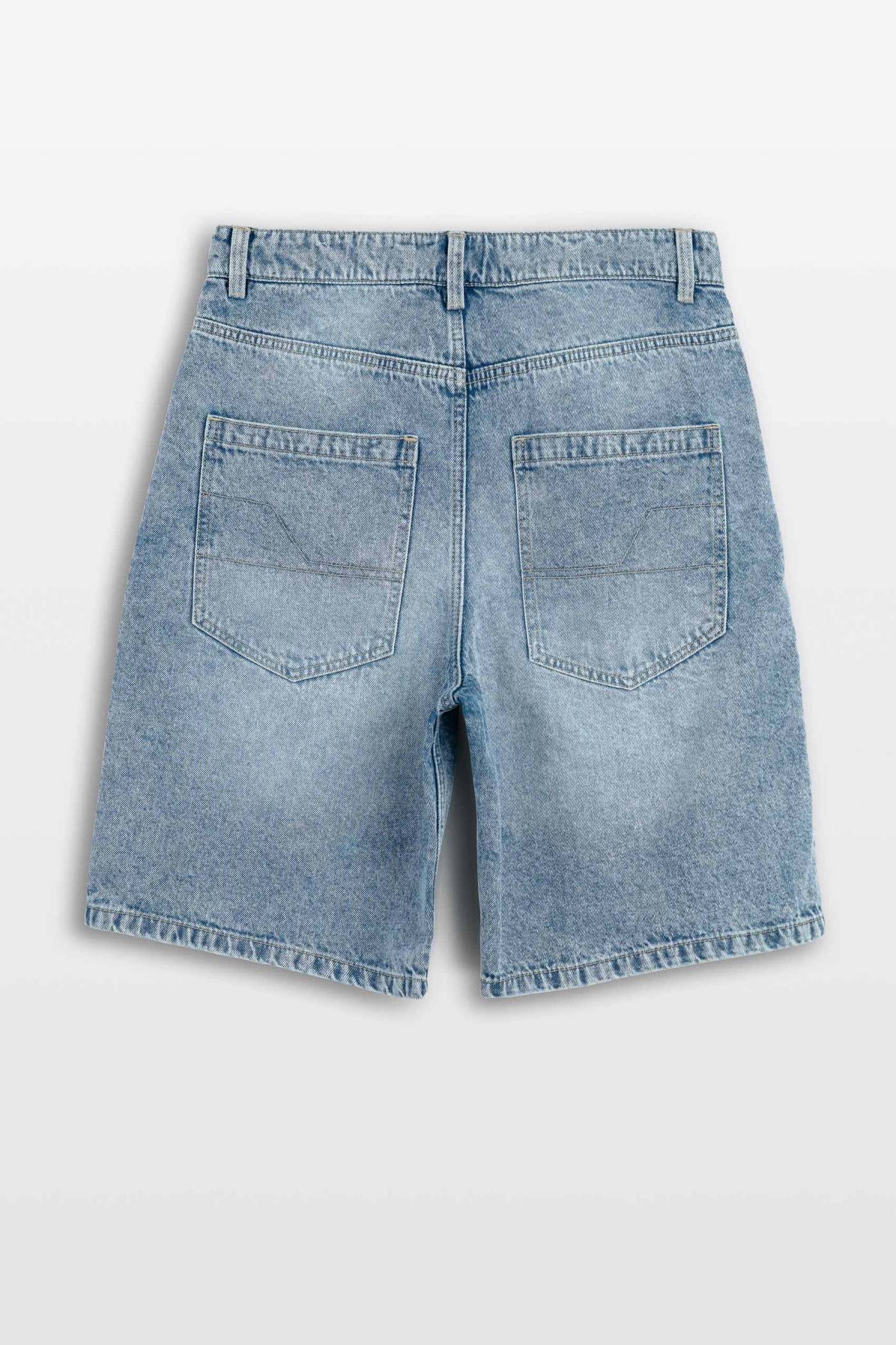 Niebieskie krótkie spodenki jeansowe model SKATER z efektem sprania