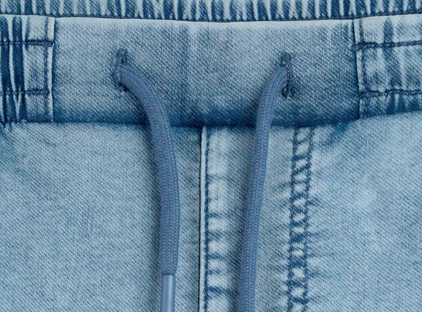 Niebieskie krótkie spodenki jeansowe z modnymi przeszyciami