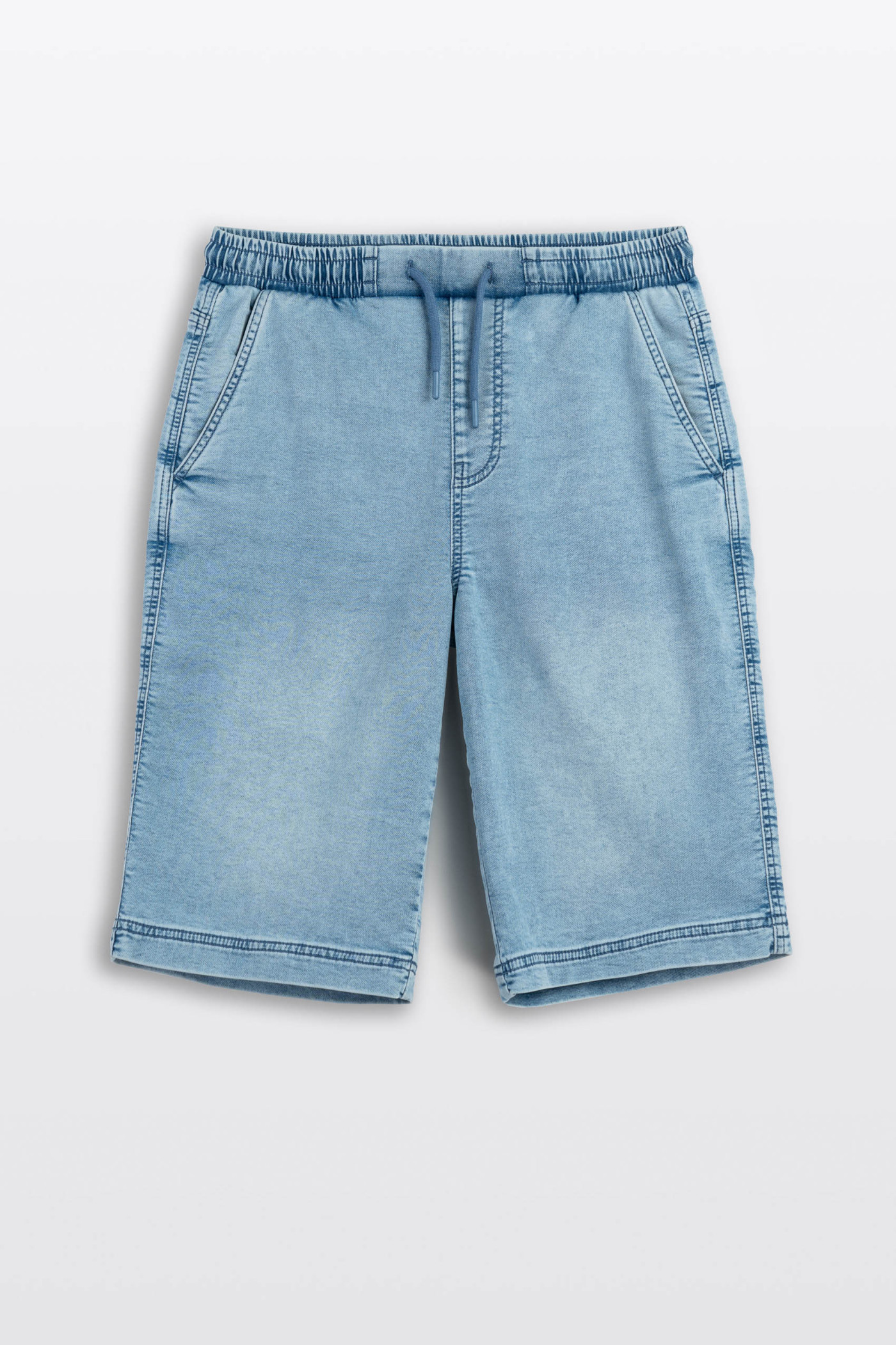 Niebieskie krótkie spodenki jeansowe z modnymi przeszyciami