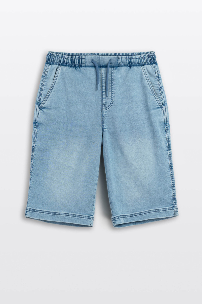 Niebieskie krótkie spodenki jeansowe z modnymi przeszyciami