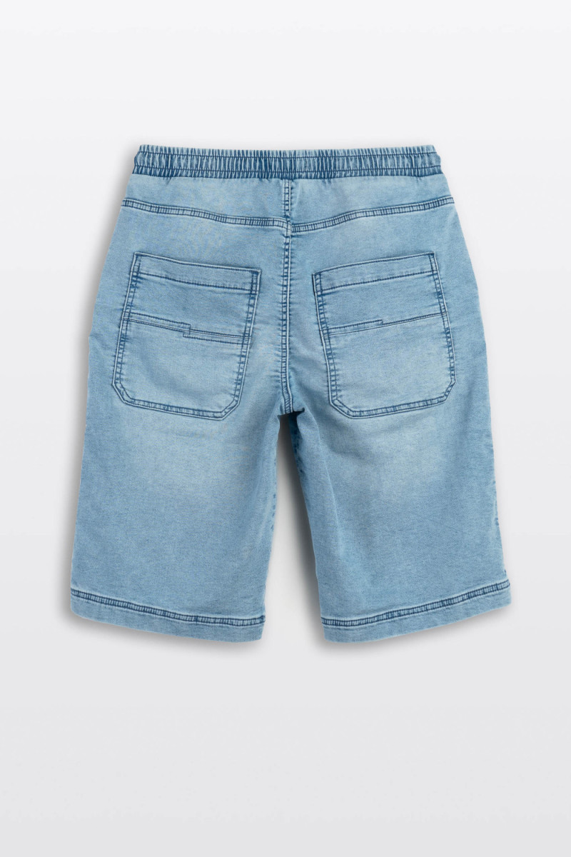 Niebieskie krótkie spodenki jeansowe z modnymi przeszyciami