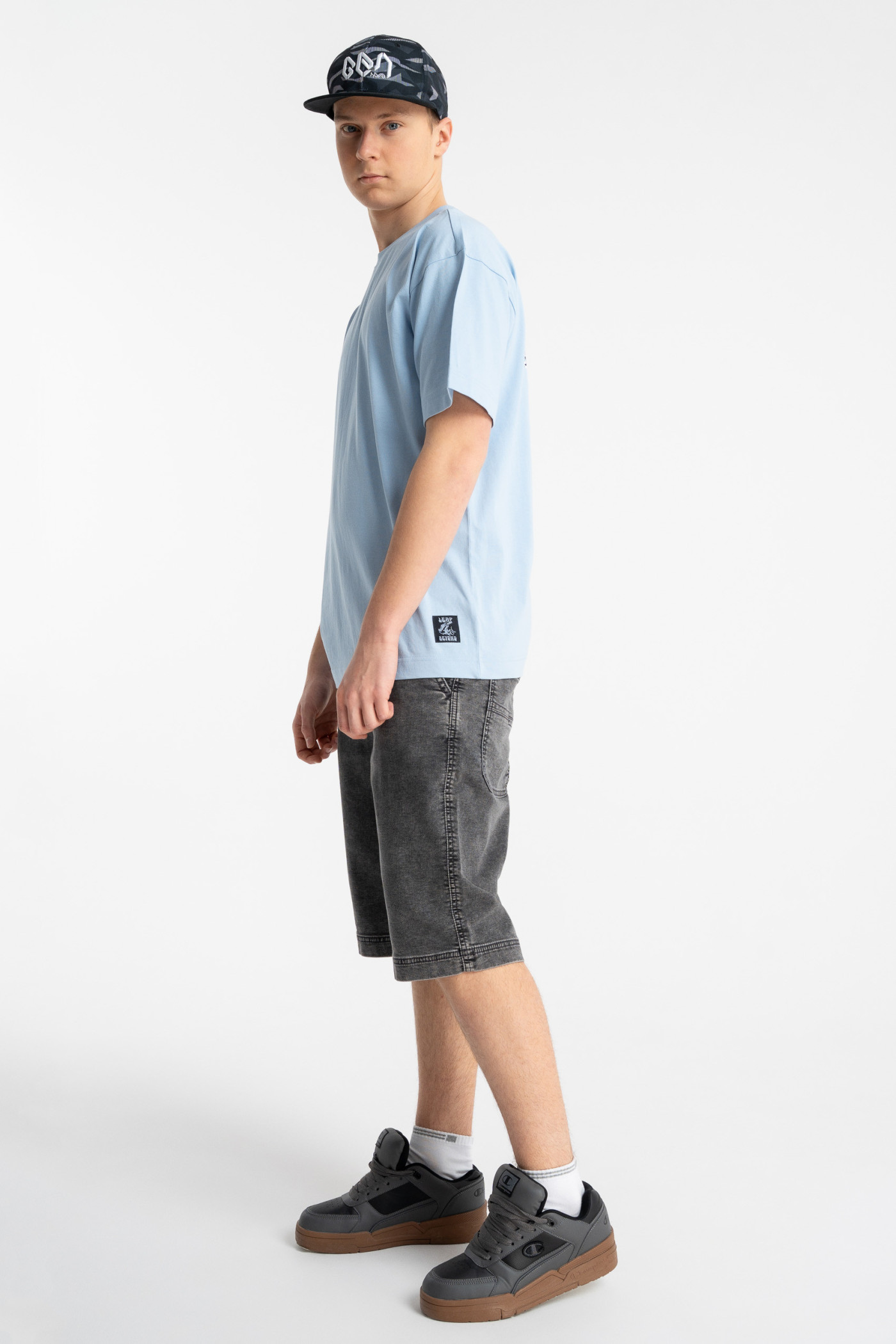 Szare krótkie spodenki jeansowe z modnymi przeszyciami