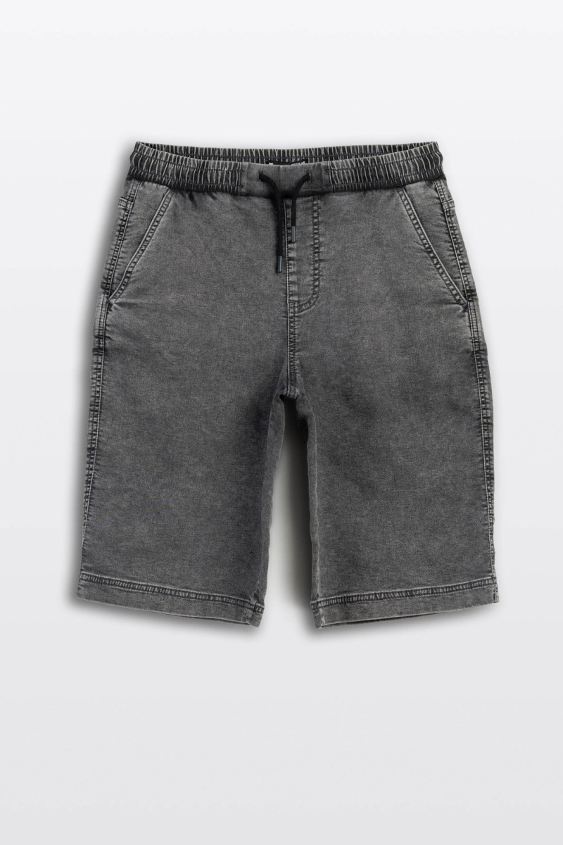 Szare krótkie spodenki jeansowe z modnymi przeszyciami