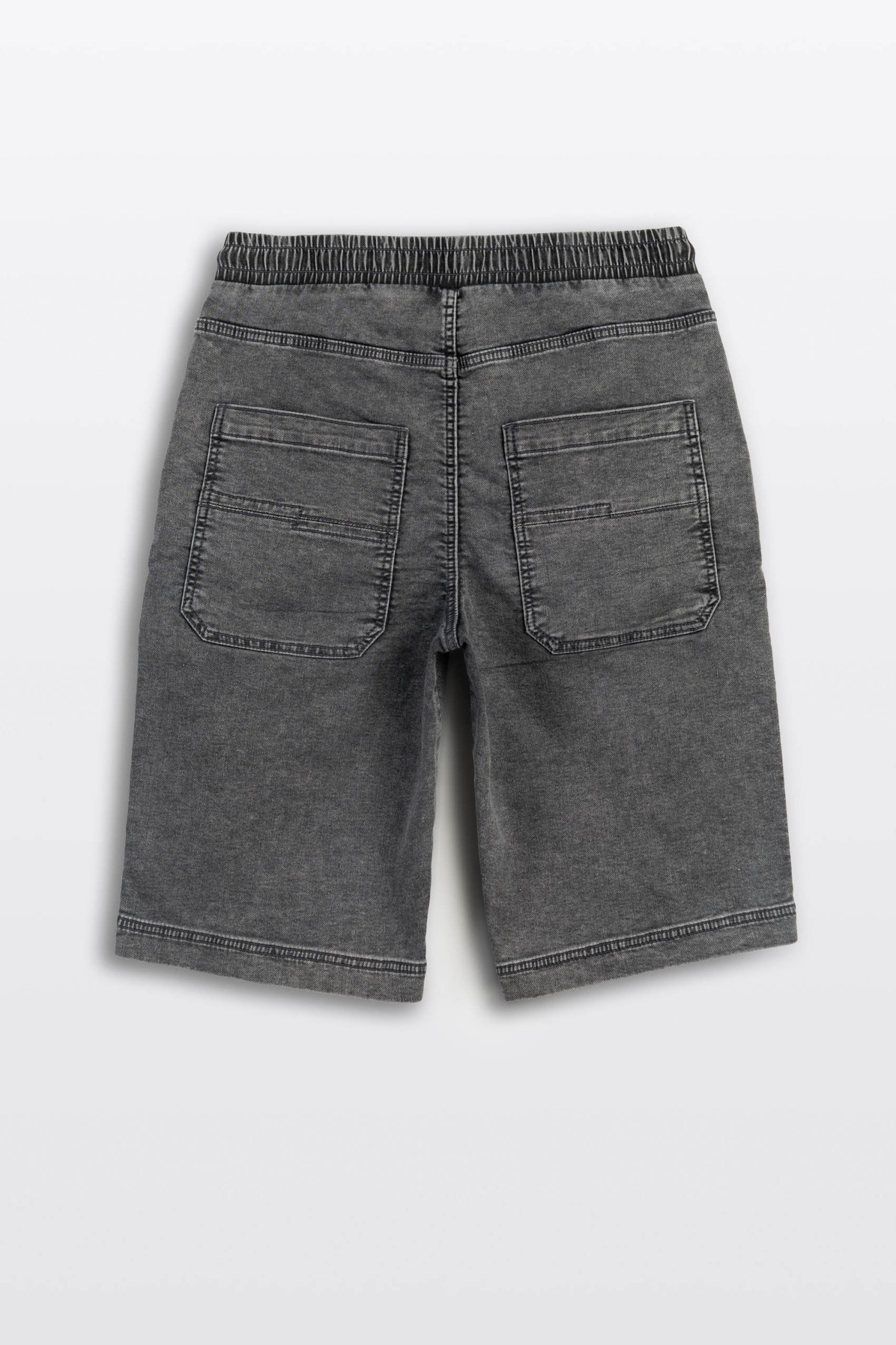 Szare krótkie spodenki jeansowe z modnymi przeszyciami