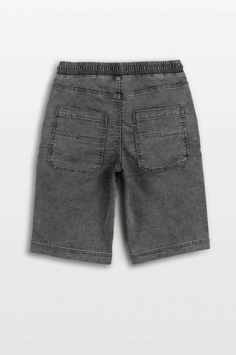 Szare krótkie spodenki jeansowe z modnymi przeszyciami