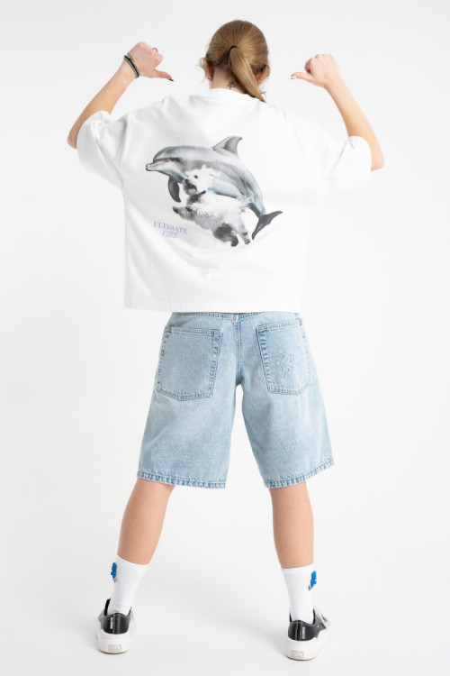 Niebieskie krótkie spodenki jeansowe