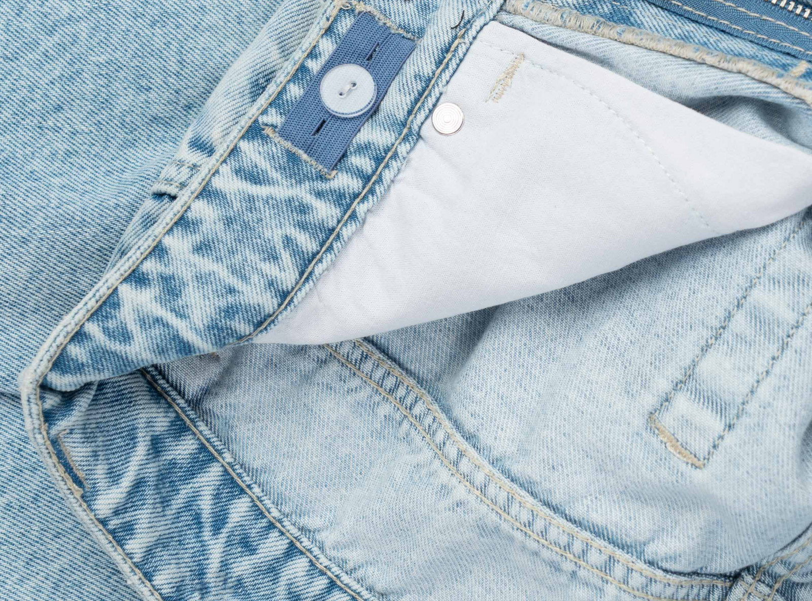 Niebieskie krótkie spodenki jeansowe z haftem na kieszeni