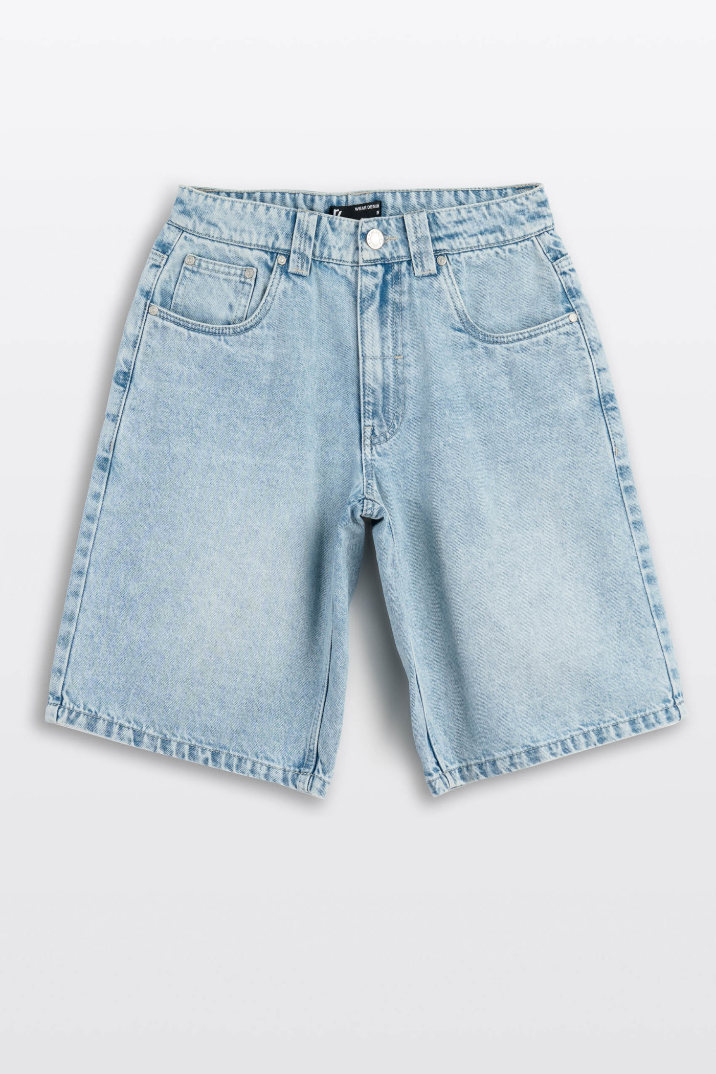 Niebieskie krótkie spodenki jeansowe