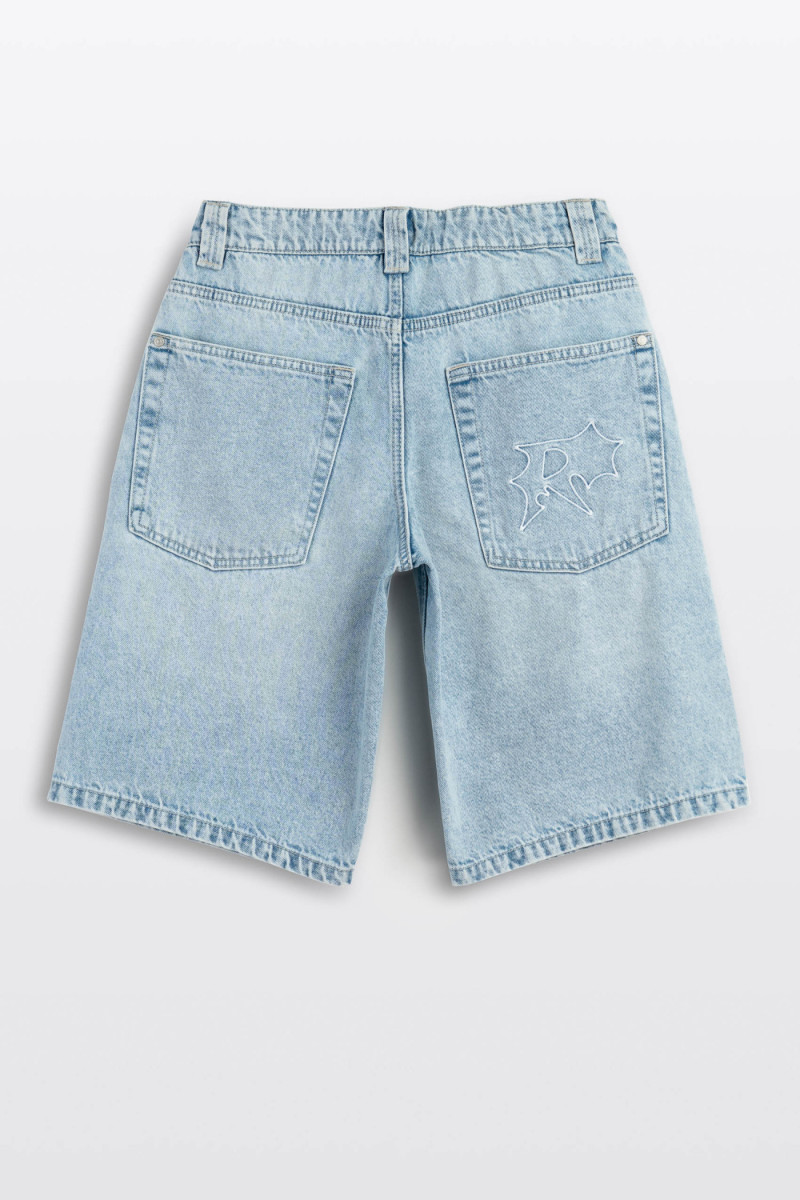 Niebieskie krótkie spodenki jeansowe