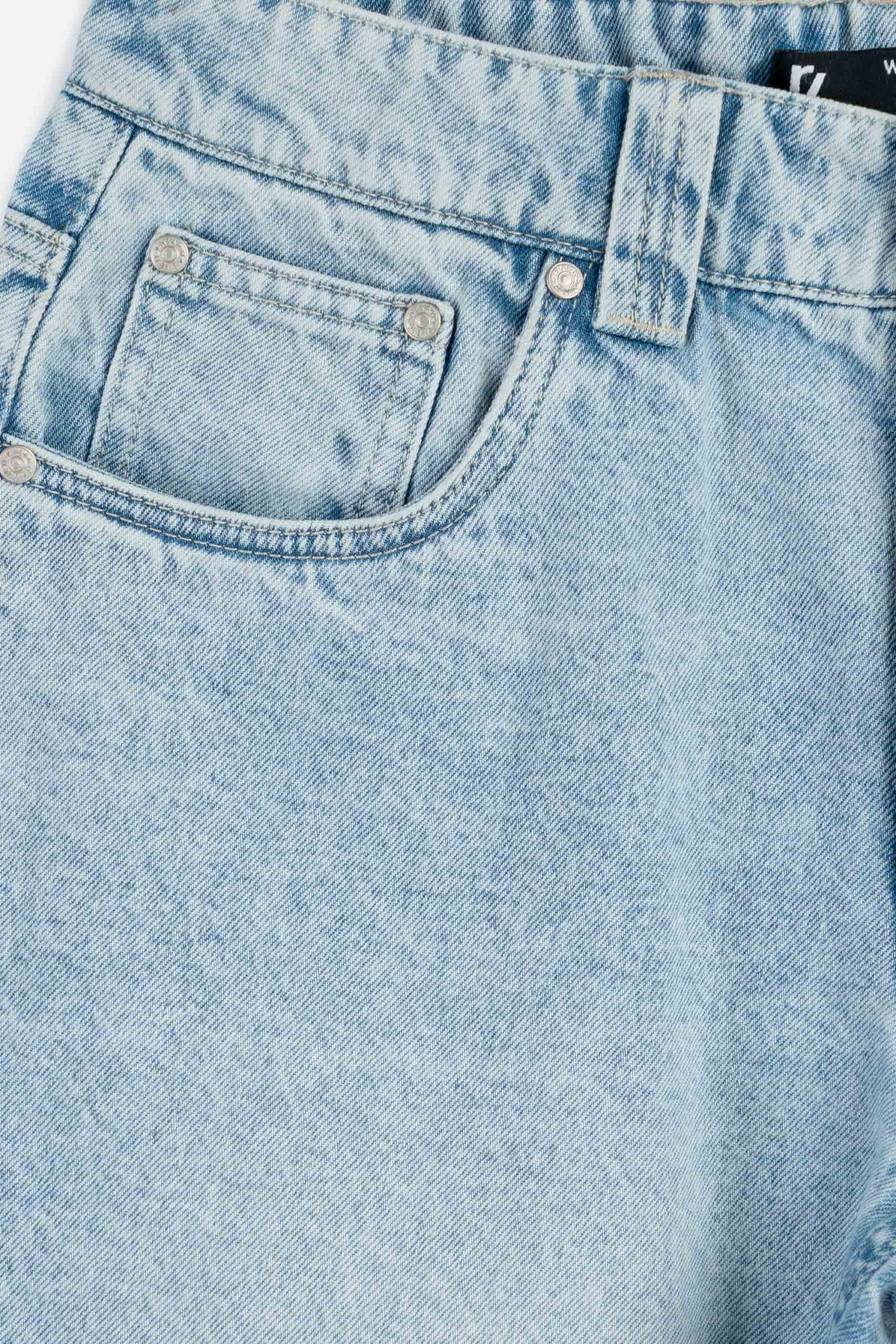 Niebieskie krótkie spodenki jeansowe