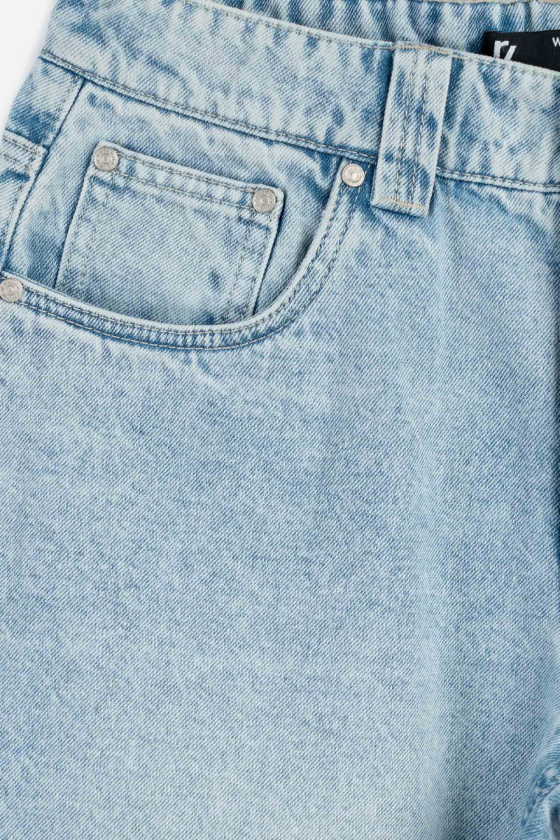 Niebieskie krótkie spodenki jeansowe