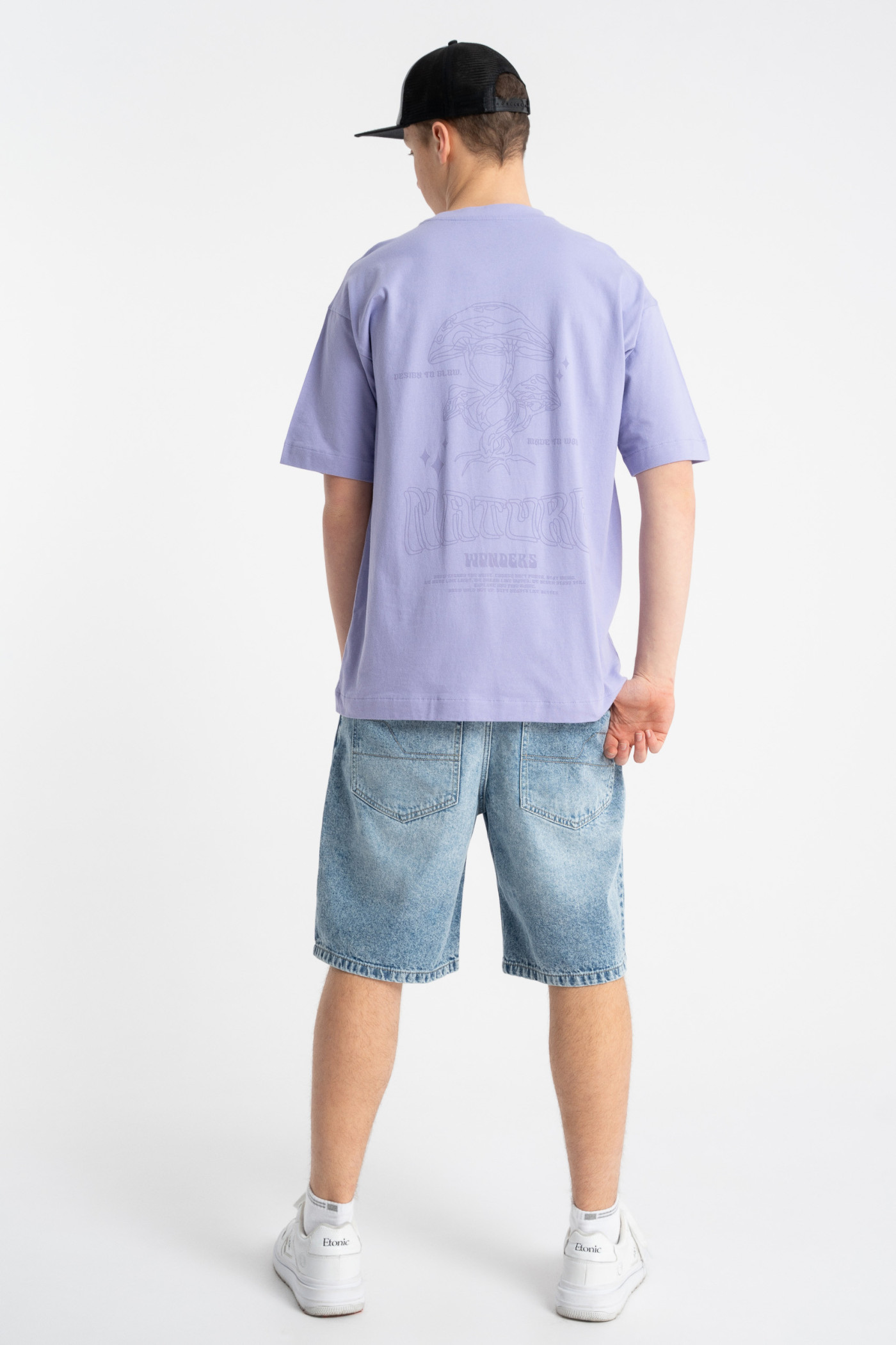 Fioletowy t-shirt LOOSE z autorską grafika z tyłu