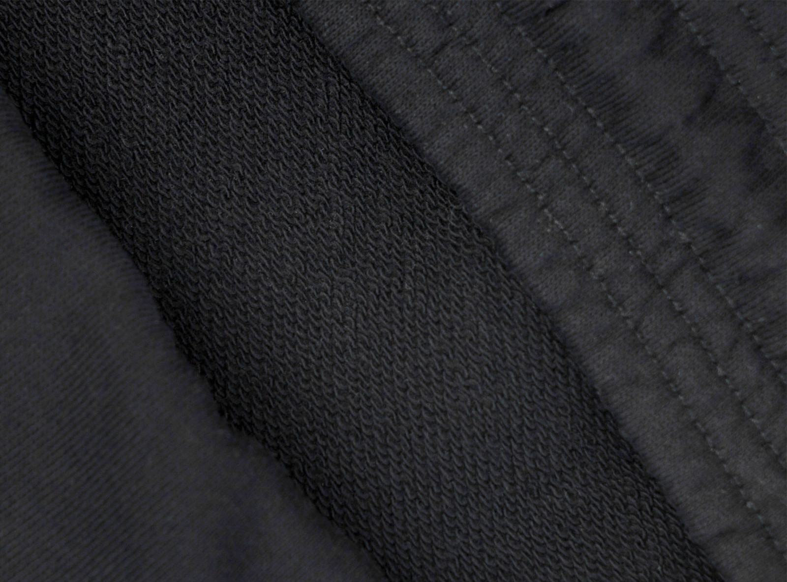 Czarne krótkie spodenki z białym lampasem