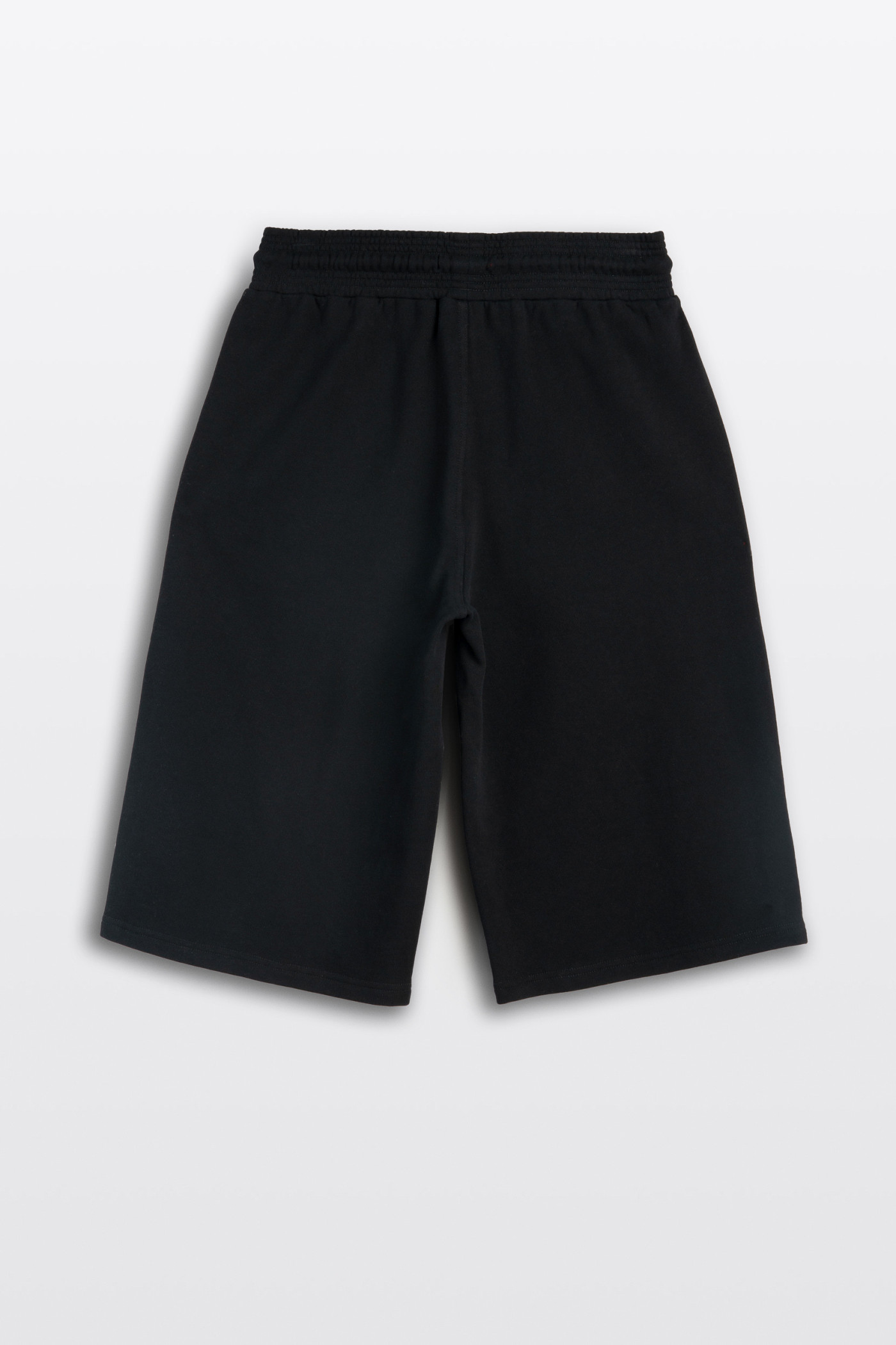 Czarne krótkie spodenki z białym lampasem