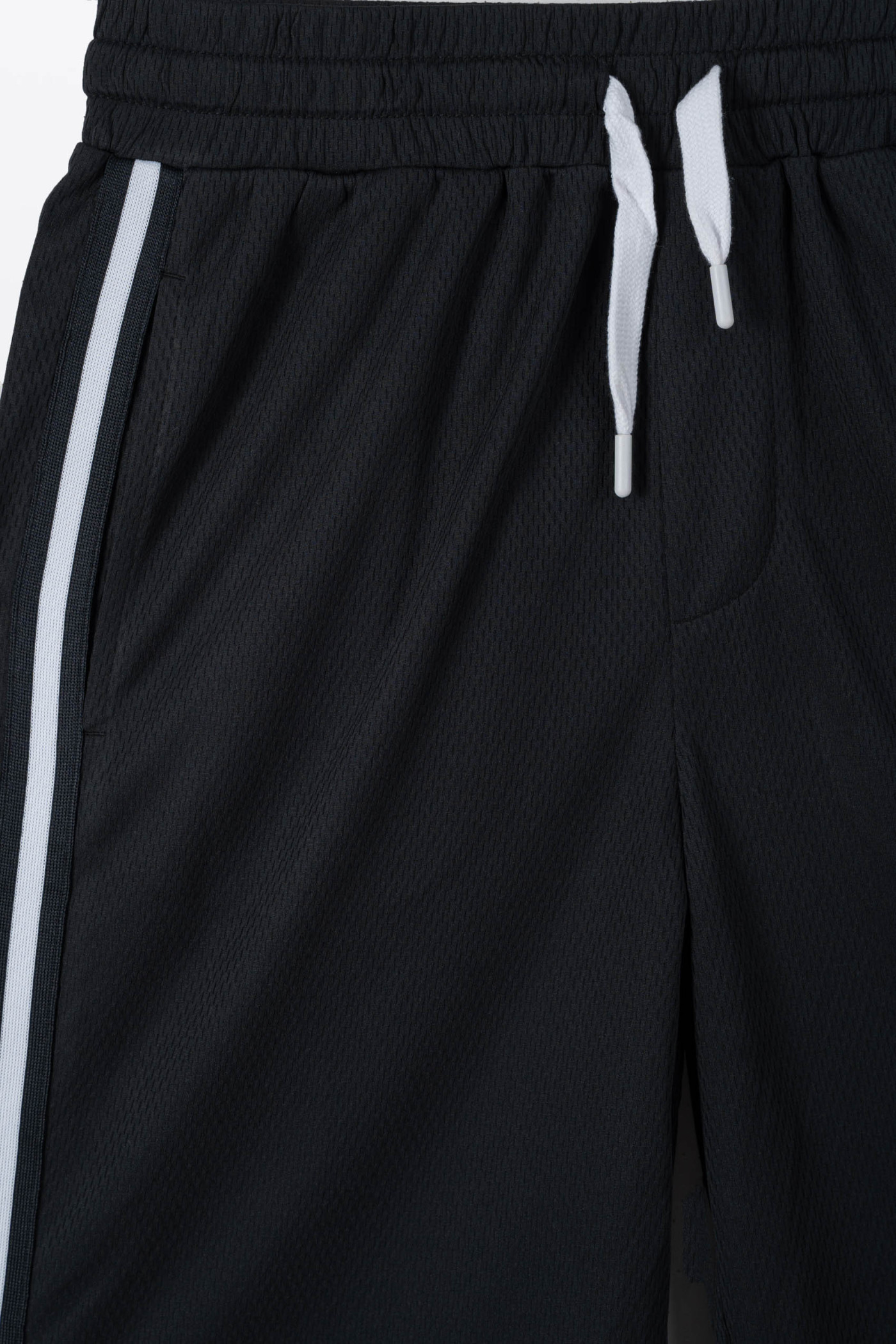 Czarne krótkie spodenki z kontrastowymi lampasami