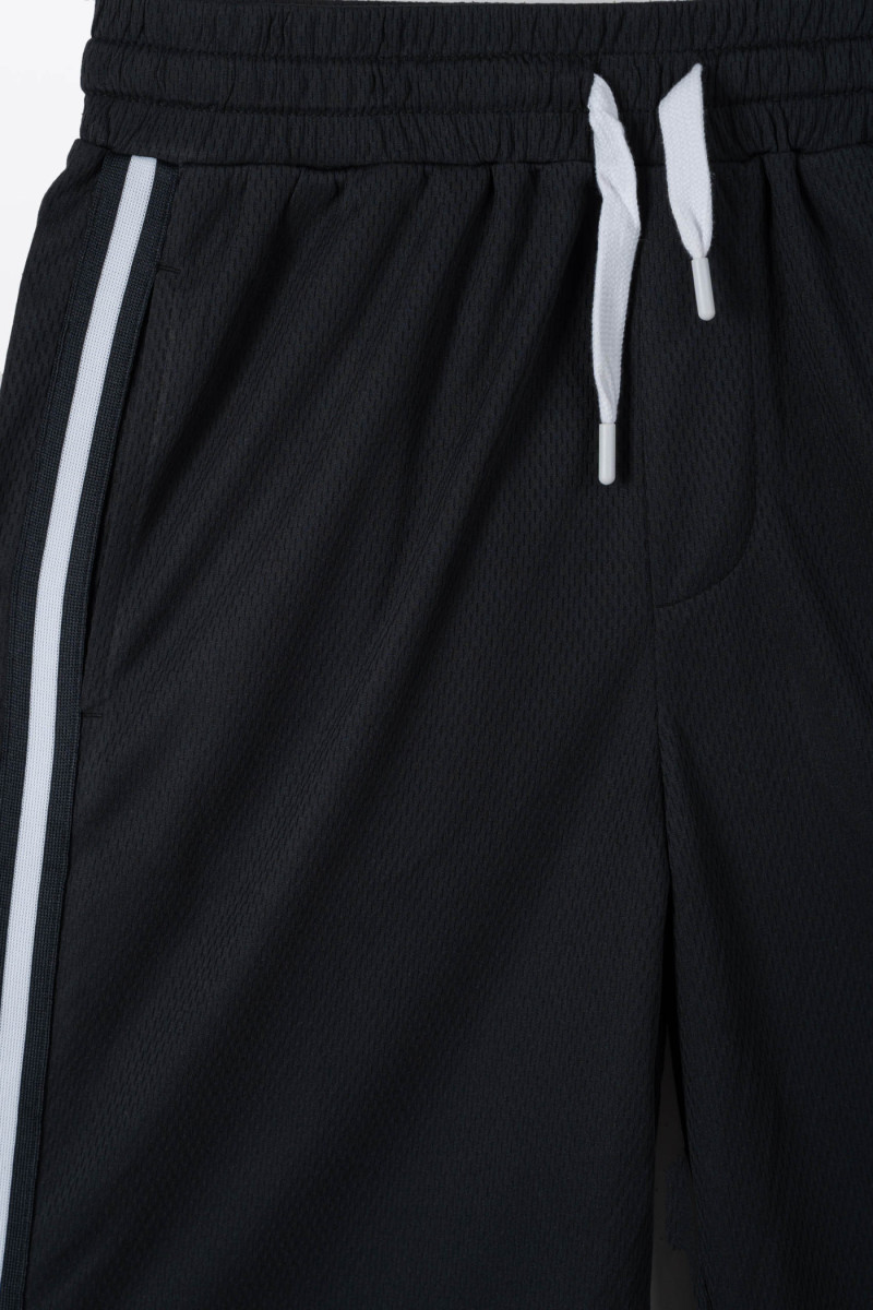 Czarne krótkie spodenki z kontrastowymi lampasami