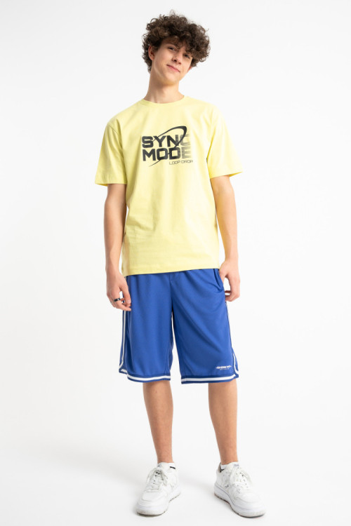 Niebieskie krótkie spodenki z kontrastowymi lampasami