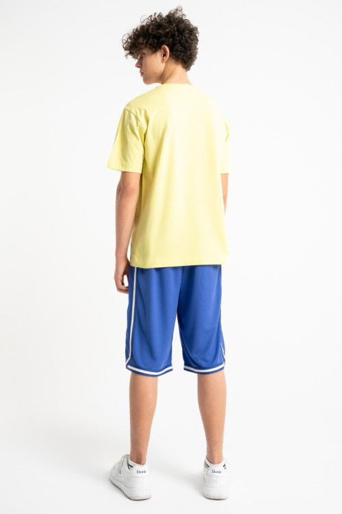 Niebieskie krótkie spodenki z kontrastowymi lampasami