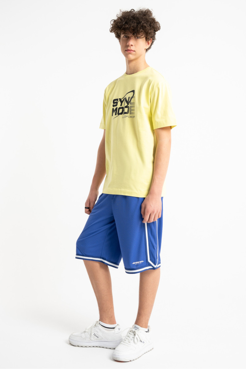 Niebieskie krótkie spodenki z kontrastowymi lampasami