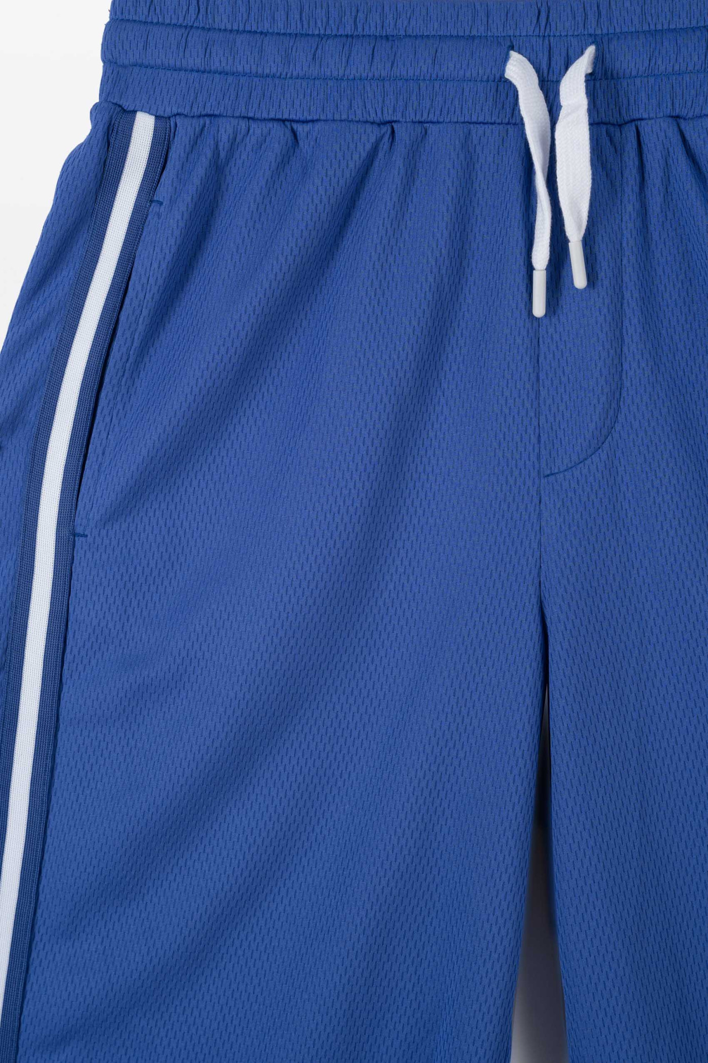 Niebieskie krótkie spodenki z kontrastowymi lampasami