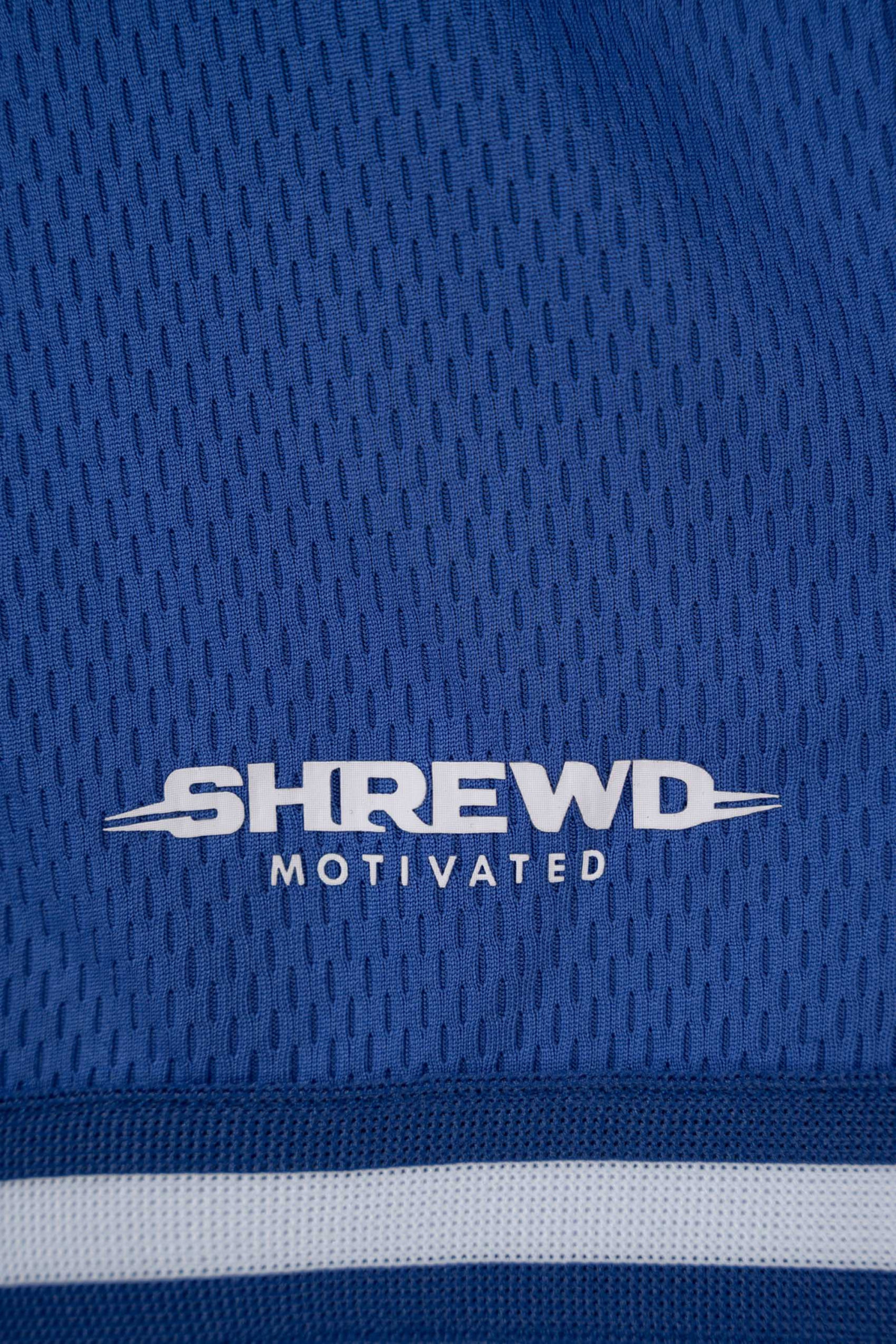 Niebieskie krótkie spodenki z kontrastowymi lampasami