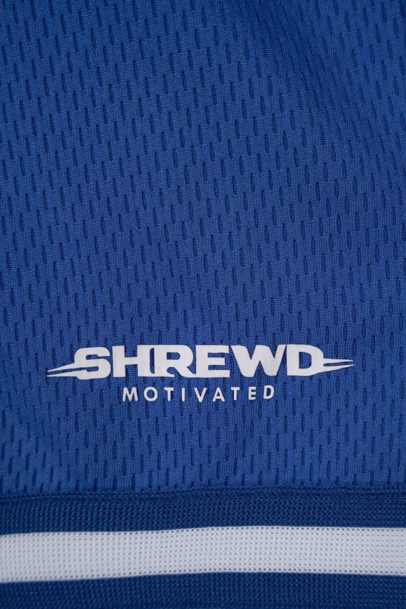 Niebieskie krótkie spodenki z kontrastowymi lampasami