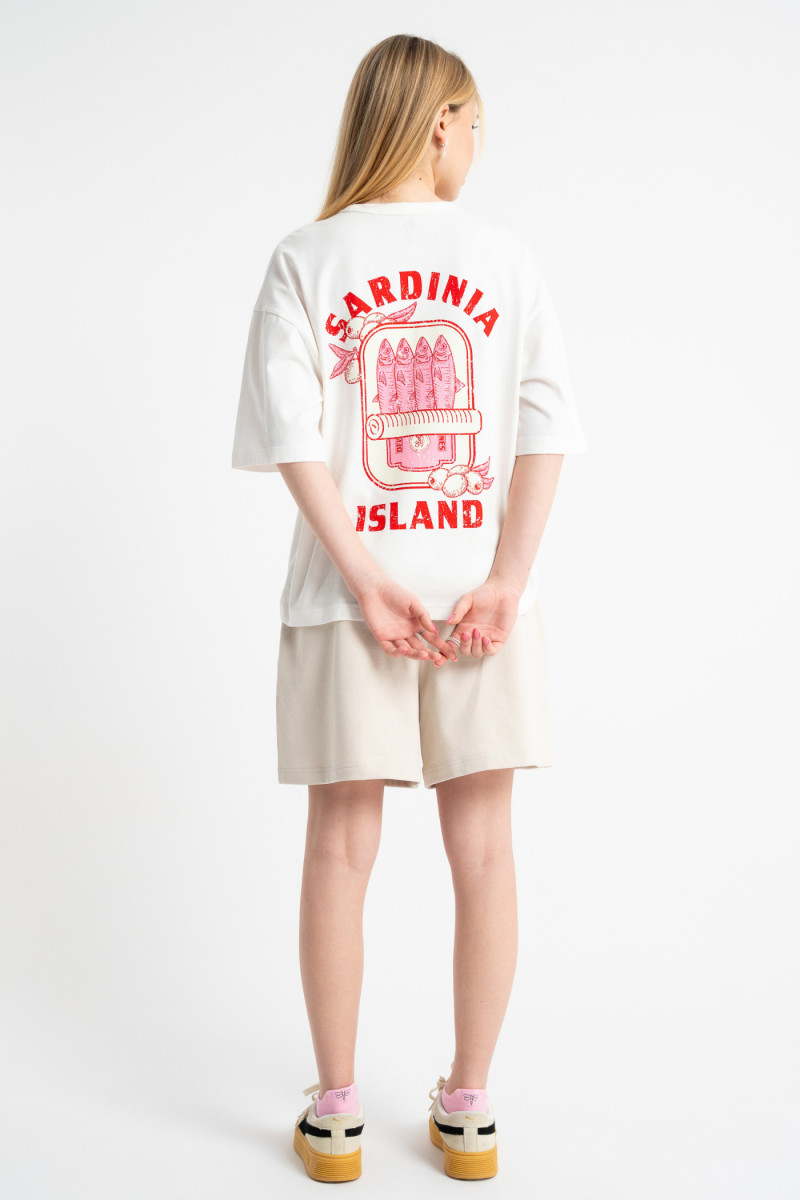 Kremowe krótkie spodenki z naszywką