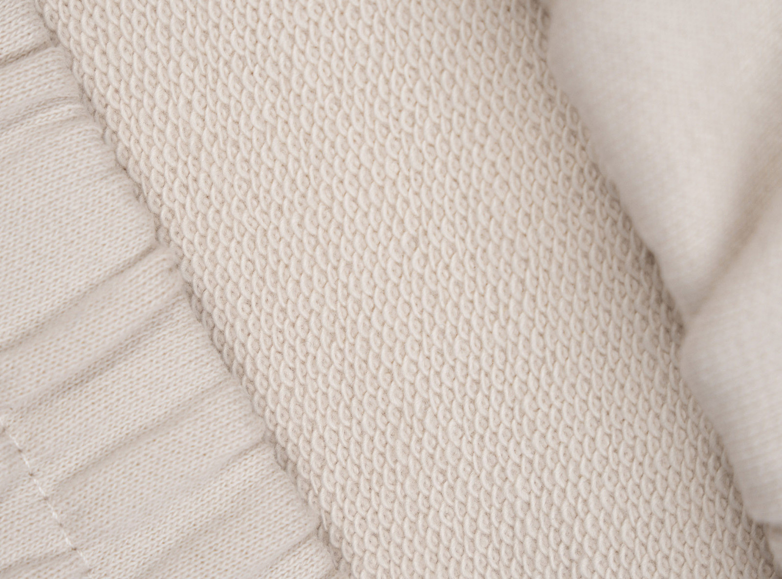 Kremowe krótkie spodenki z naszywką