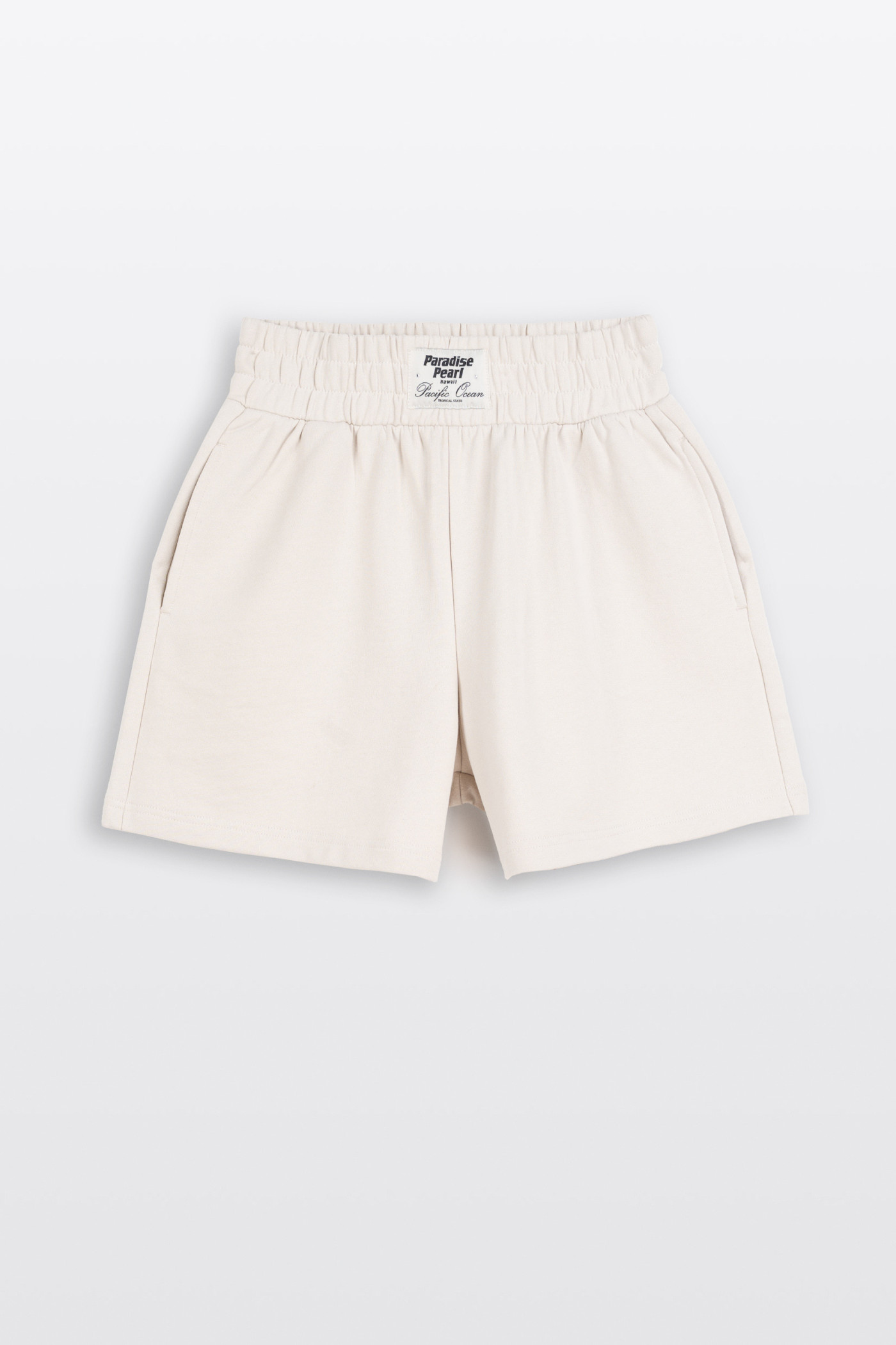 Kremowe krótkie spodenki z naszywką