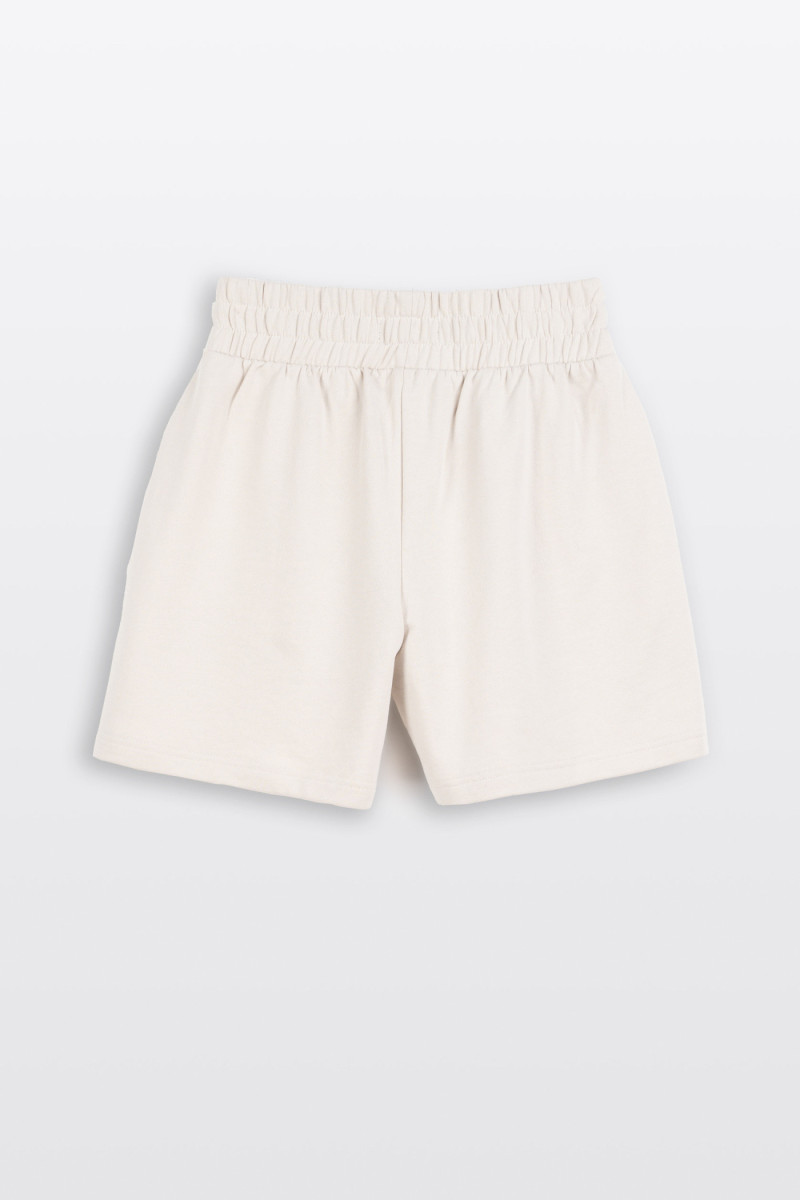 Kremowe krótkie spodenki z naszywką