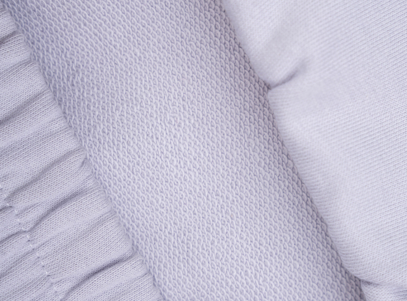 Jasnofioletowe krótkie spodenki z naszywką