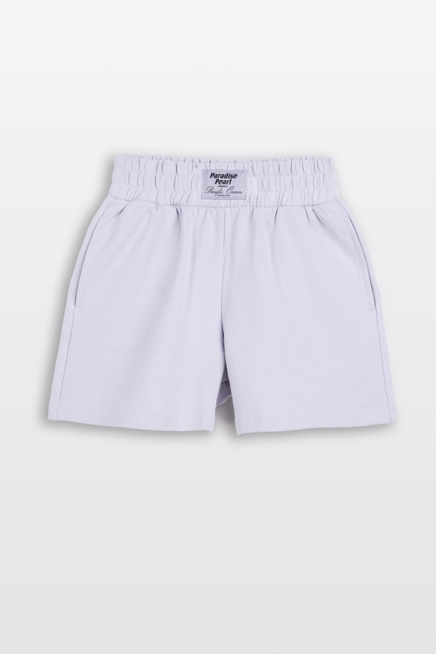 Jasnofioletowe krótkie spodenki z naszywką