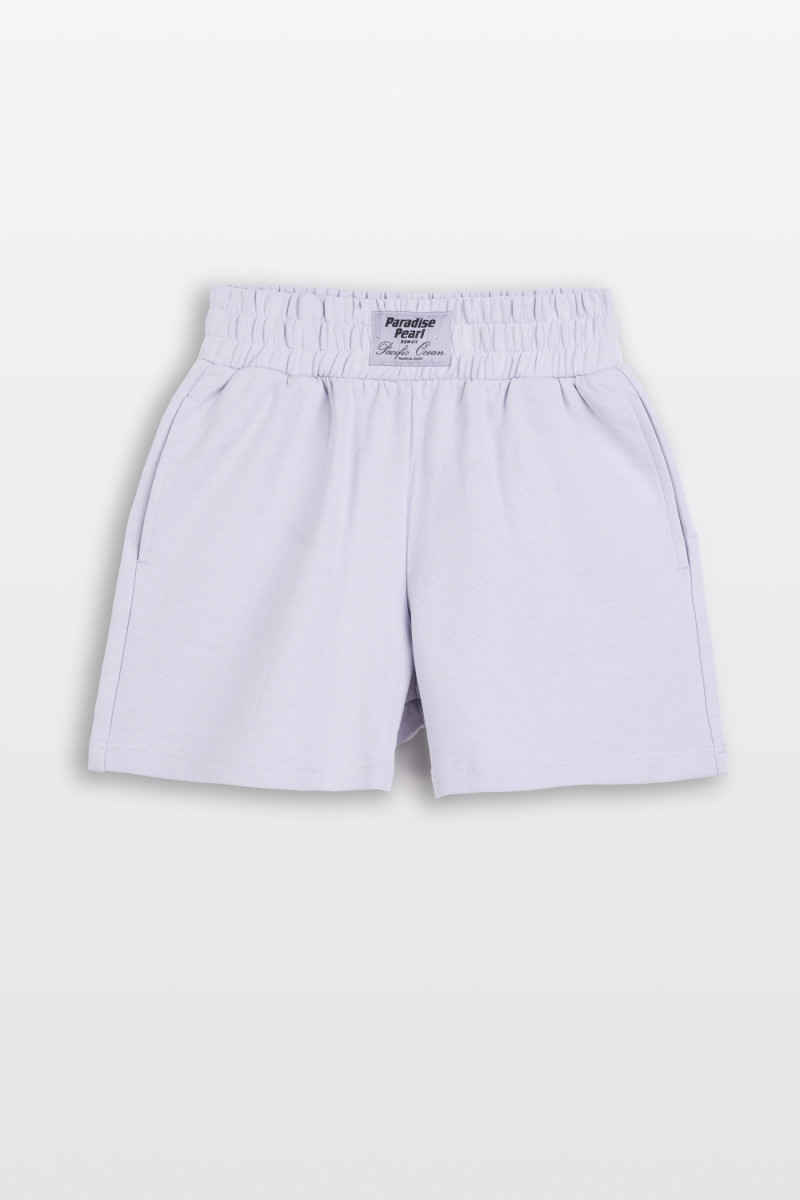 Jasnofioletowe krótkie spodenki z naszywką